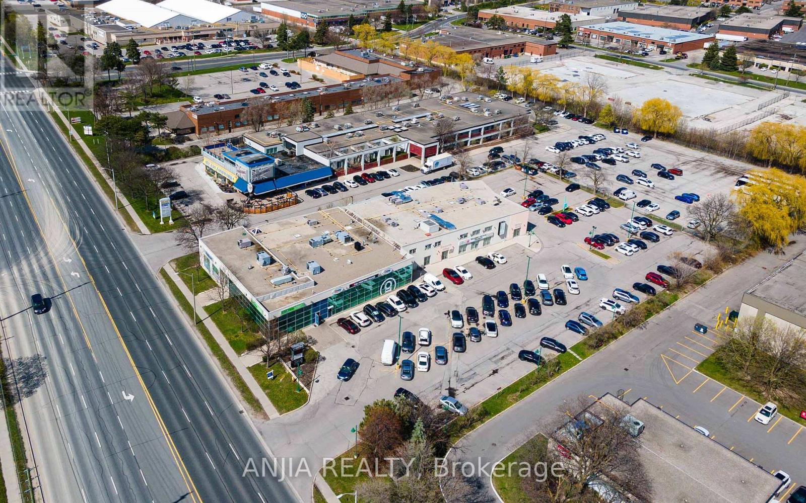 109 - 7155 Woodbine Avenue Property Photo 7