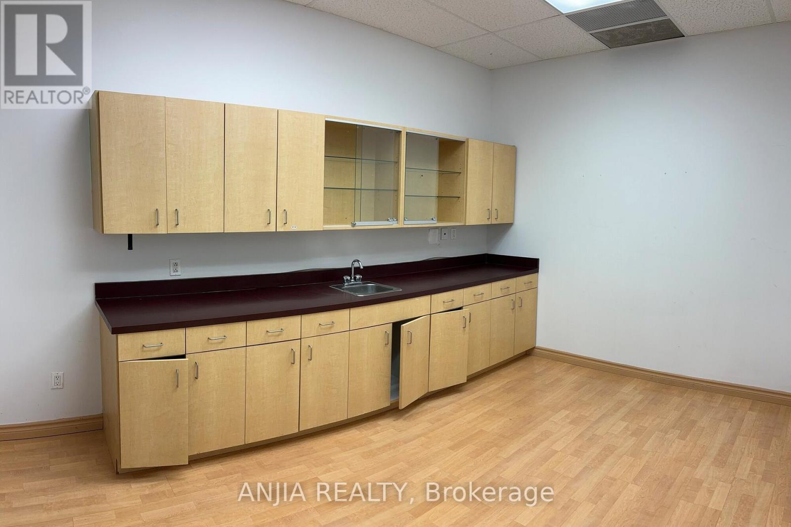 109 - 7155 Woodbine Avenue Property Photo 8