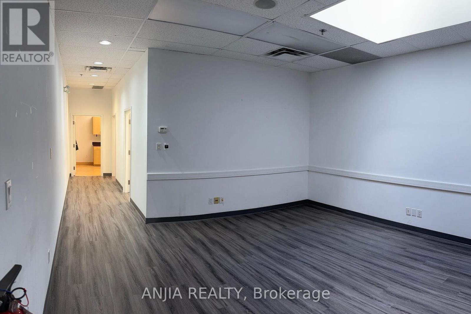109 - 7155 Woodbine Avenue Property Photo 9