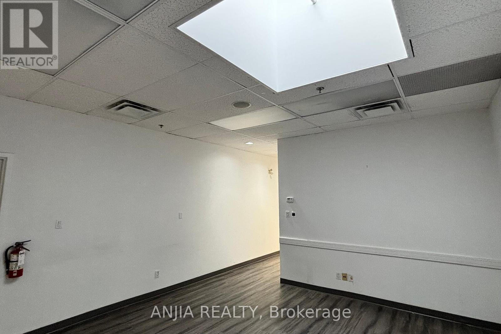 109 - 7155 Woodbine Avenue Property Photo 10