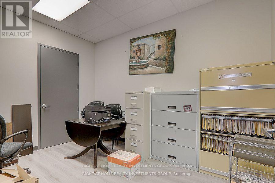 B-01 - 555 North Rivermede Road N Property Photo 8