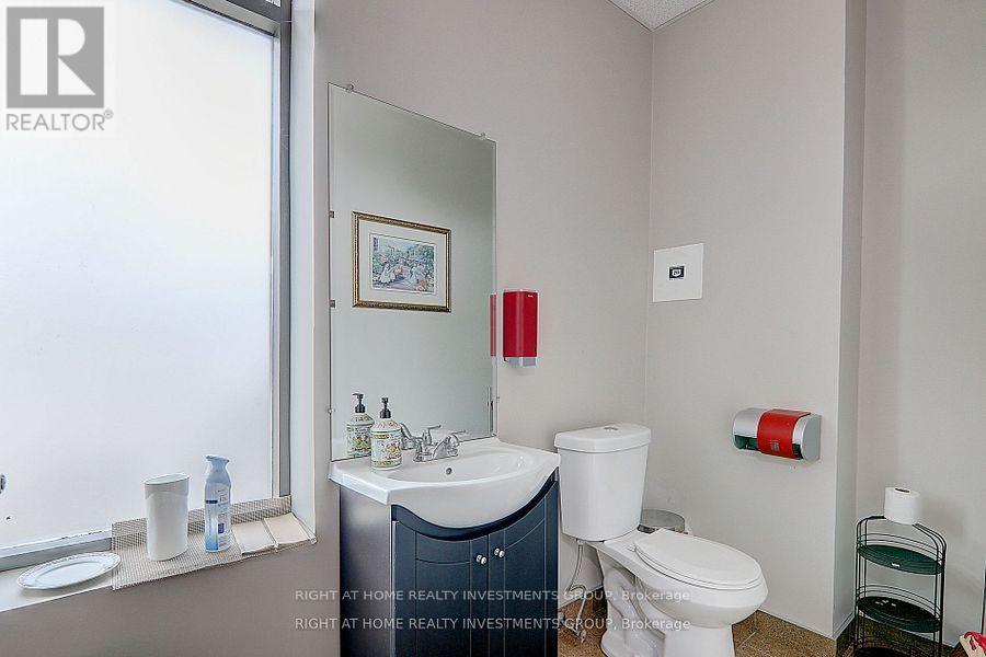 B-01 - 555 North Rivermede Road N Property Photo 12
