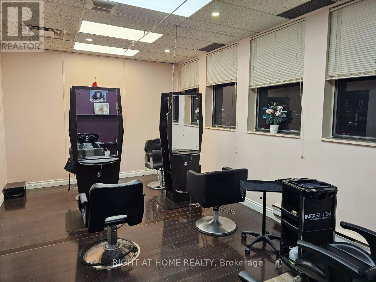 201 - 10670 Yonge Street Property Photo 6