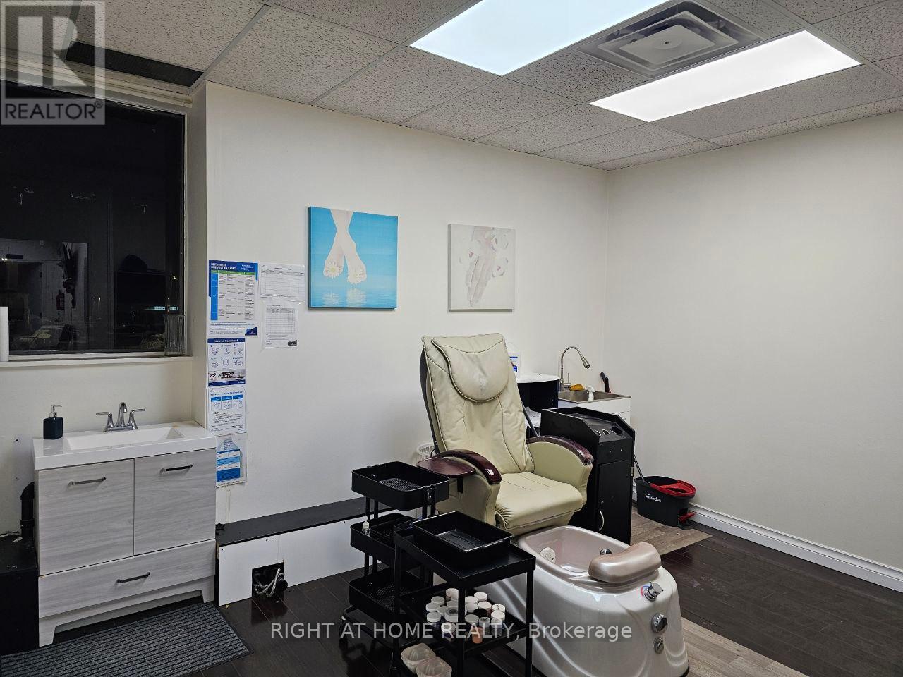 201 - 10670 Yonge Street Property Photo 8