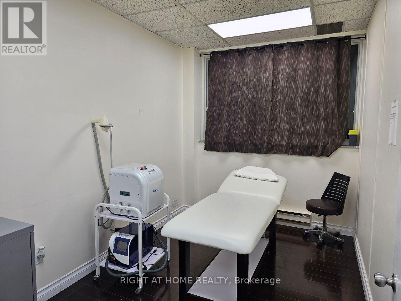 201 - 10670 Yonge Street Property Photo 9