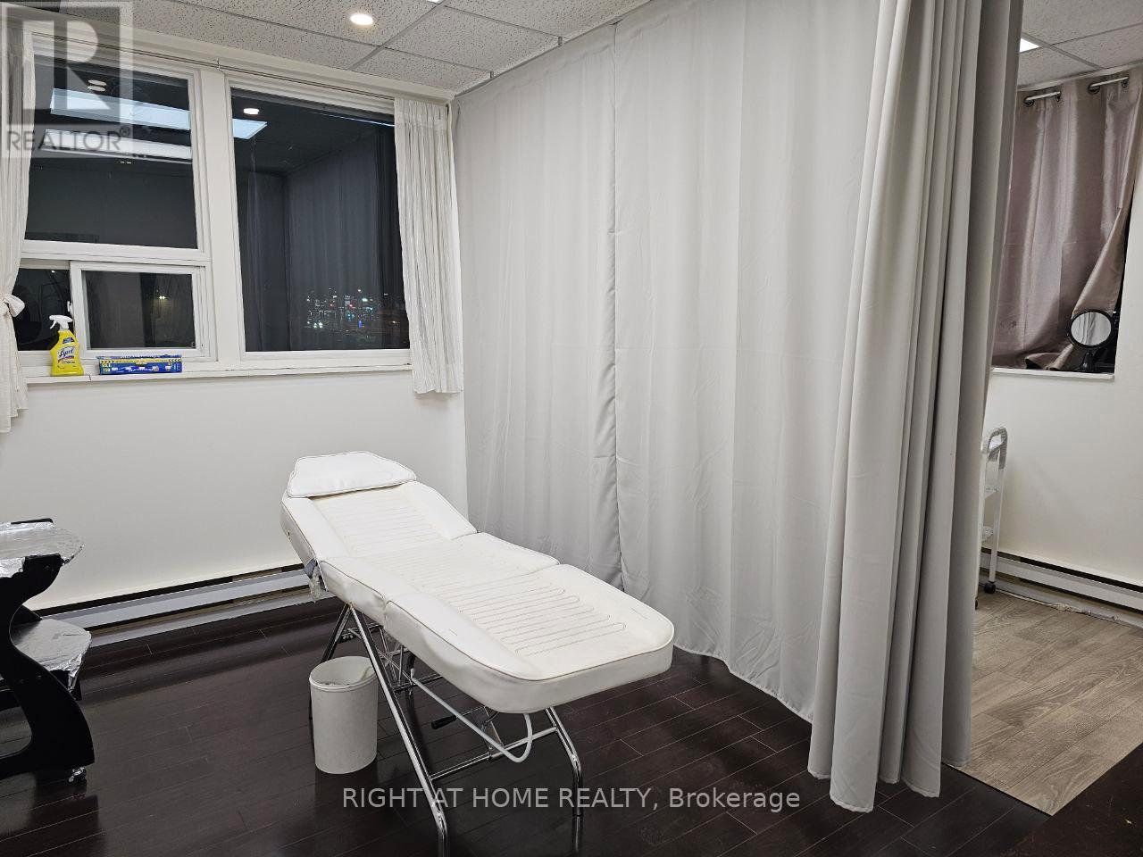 201 - 10670 Yonge Street Property Photo 13