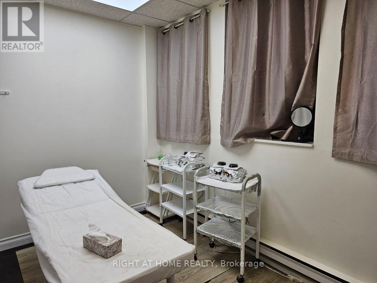 201 - 10670 Yonge Street Property Photo 14