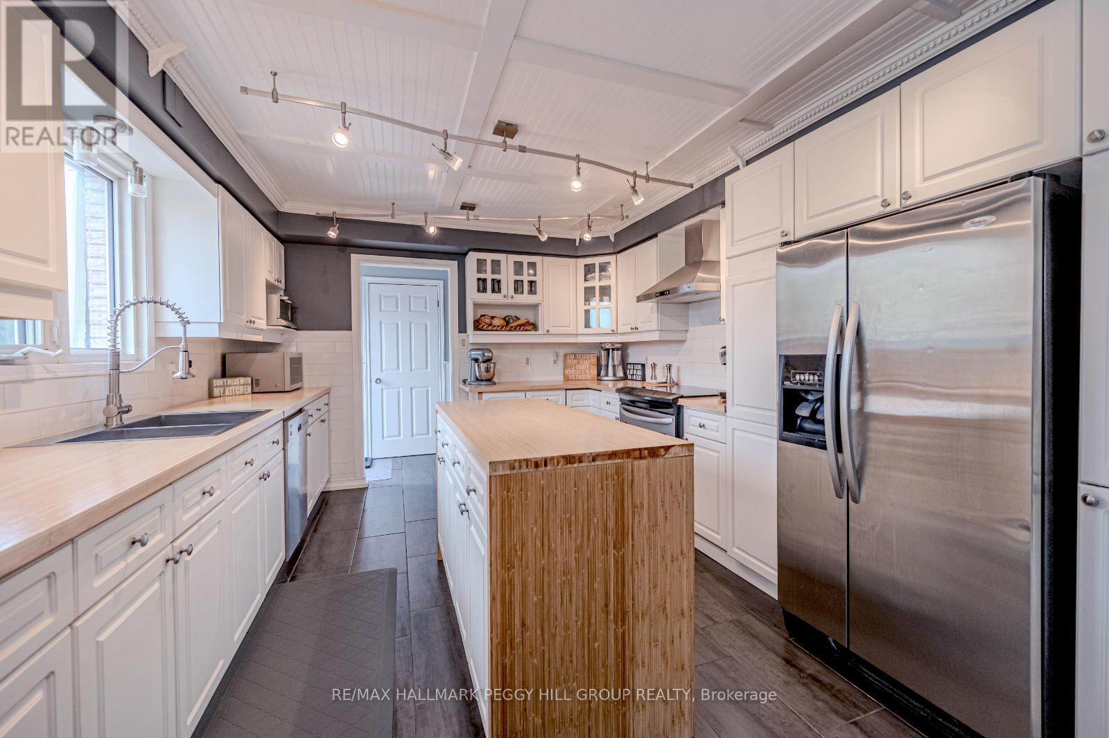 1923 10th Line Property Photo 4