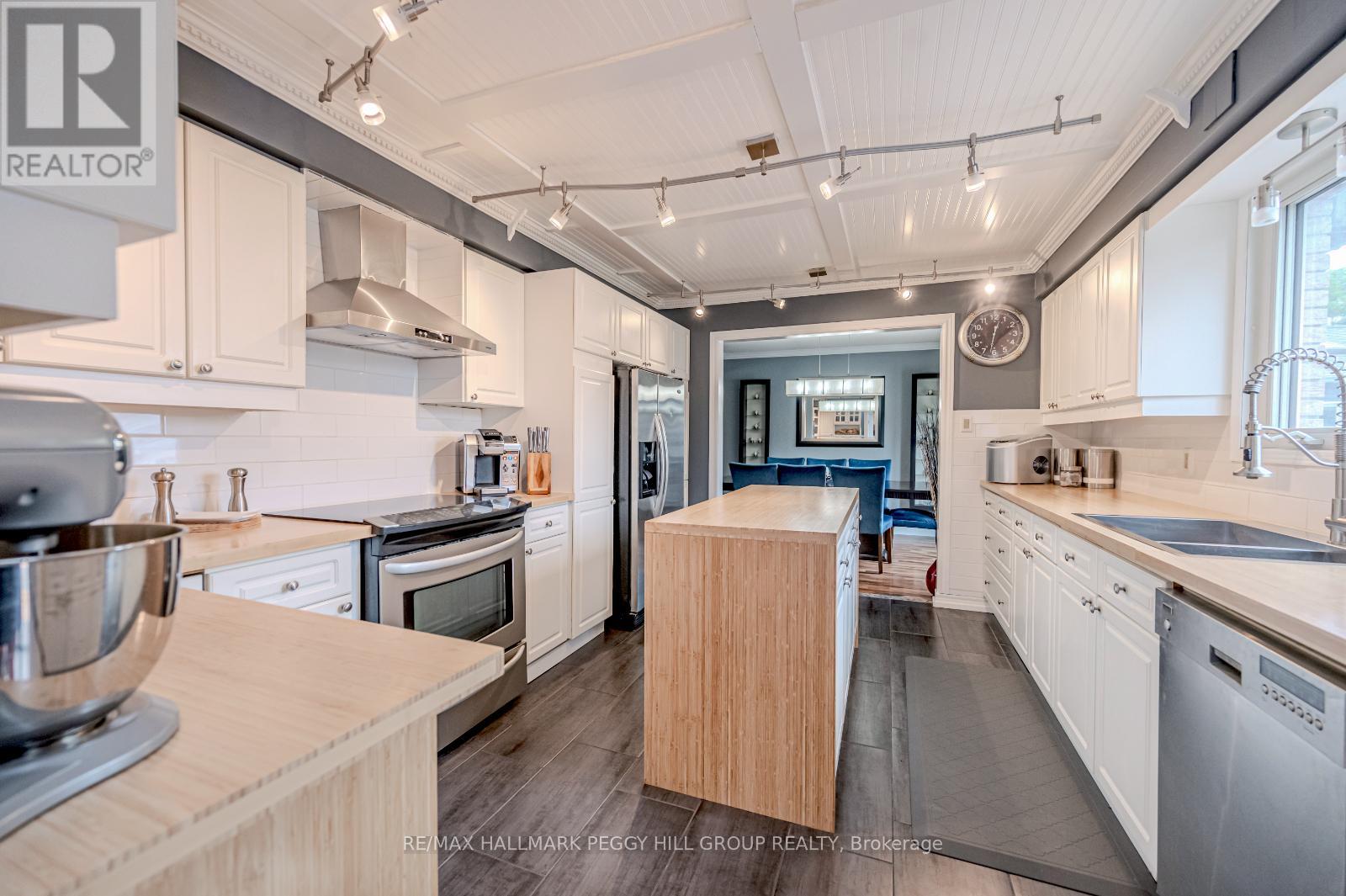 1923 10th Line Property Photo 6