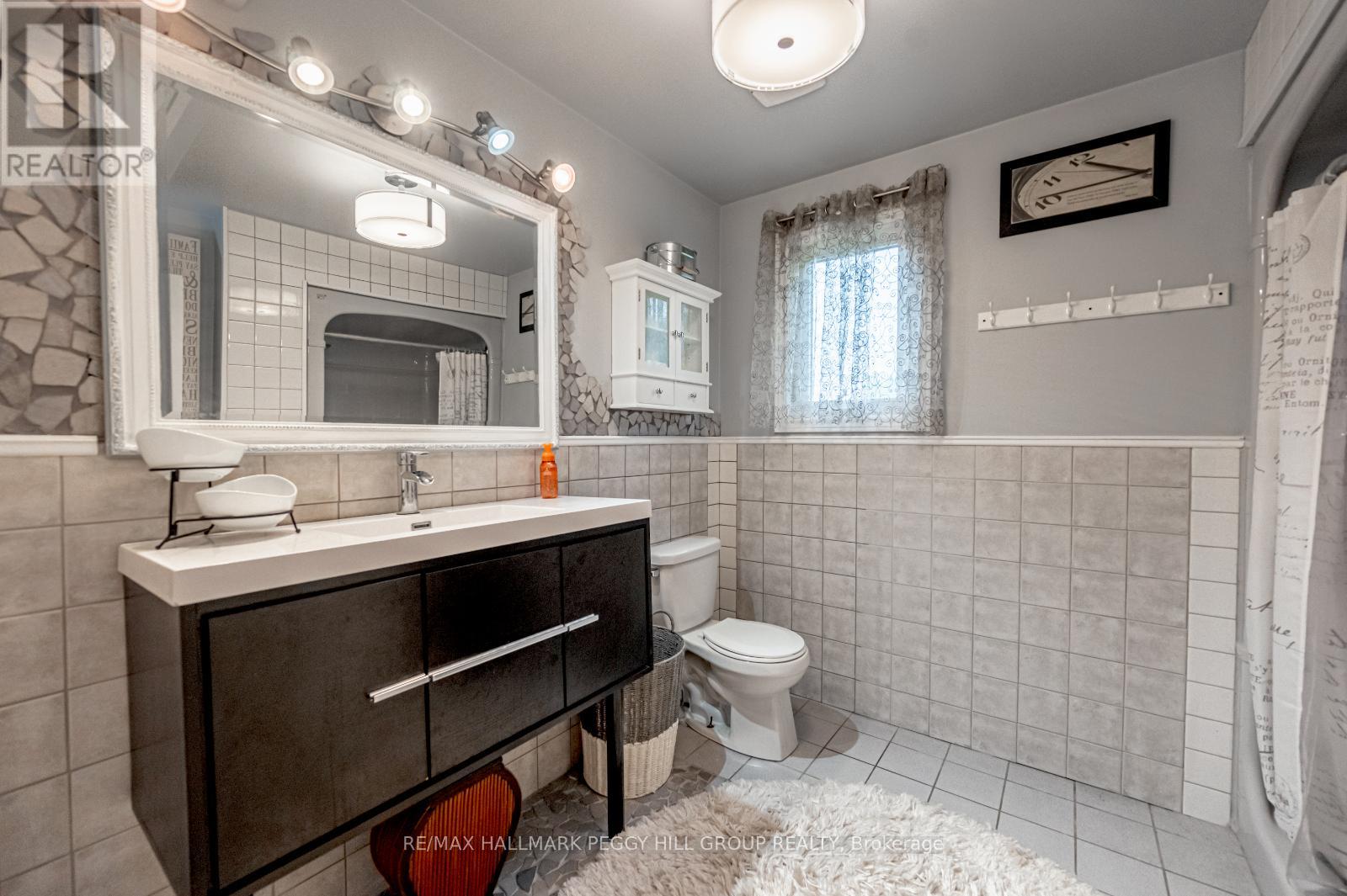 1923 10th Line Property Photo 12