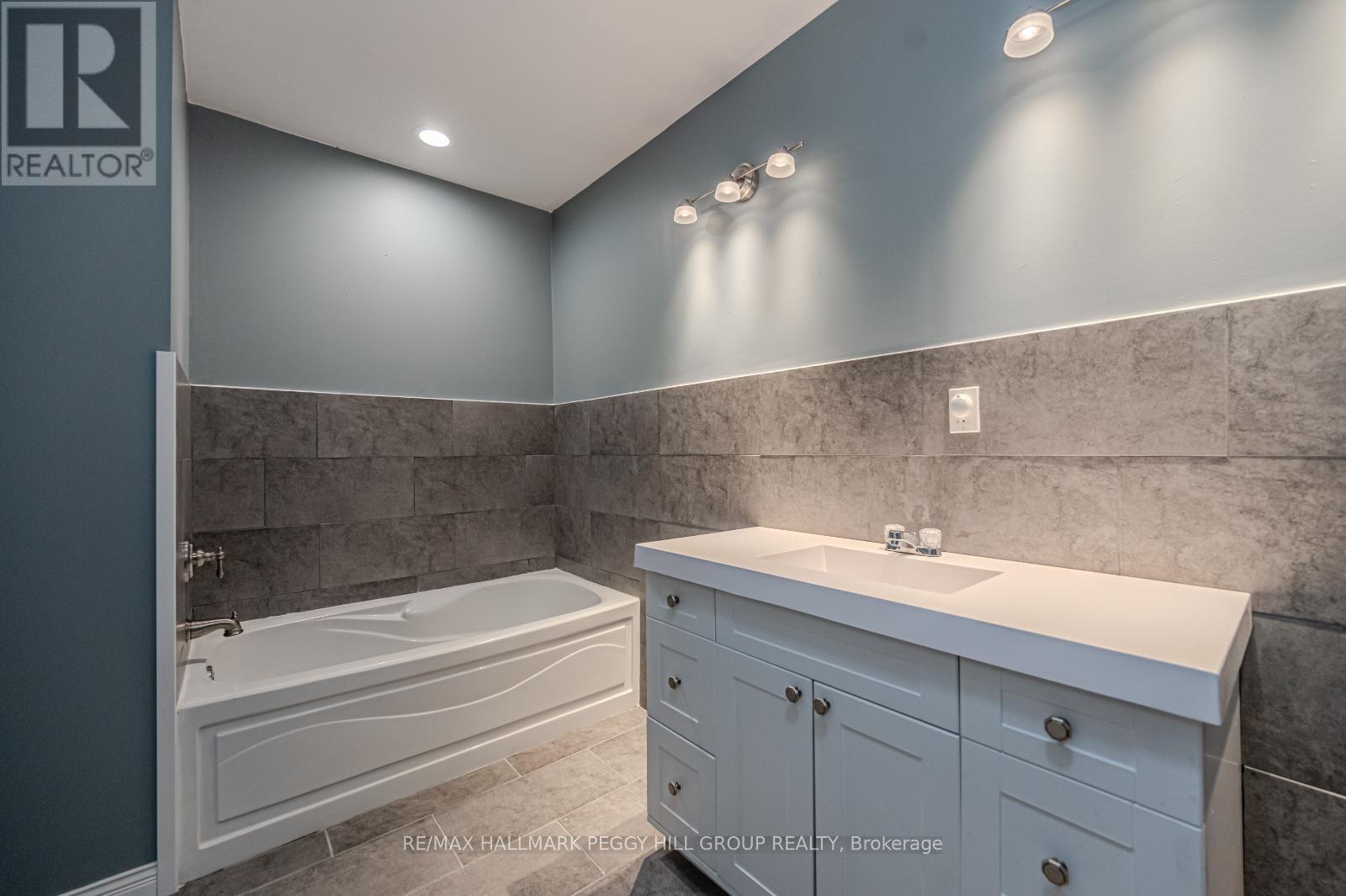 1923 10th Line Property Photo 31