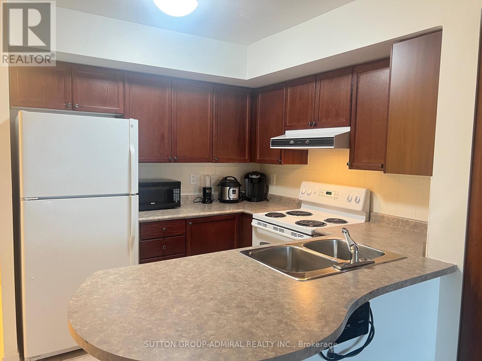 208 - 11 Oneida Crescent Property Photo 3