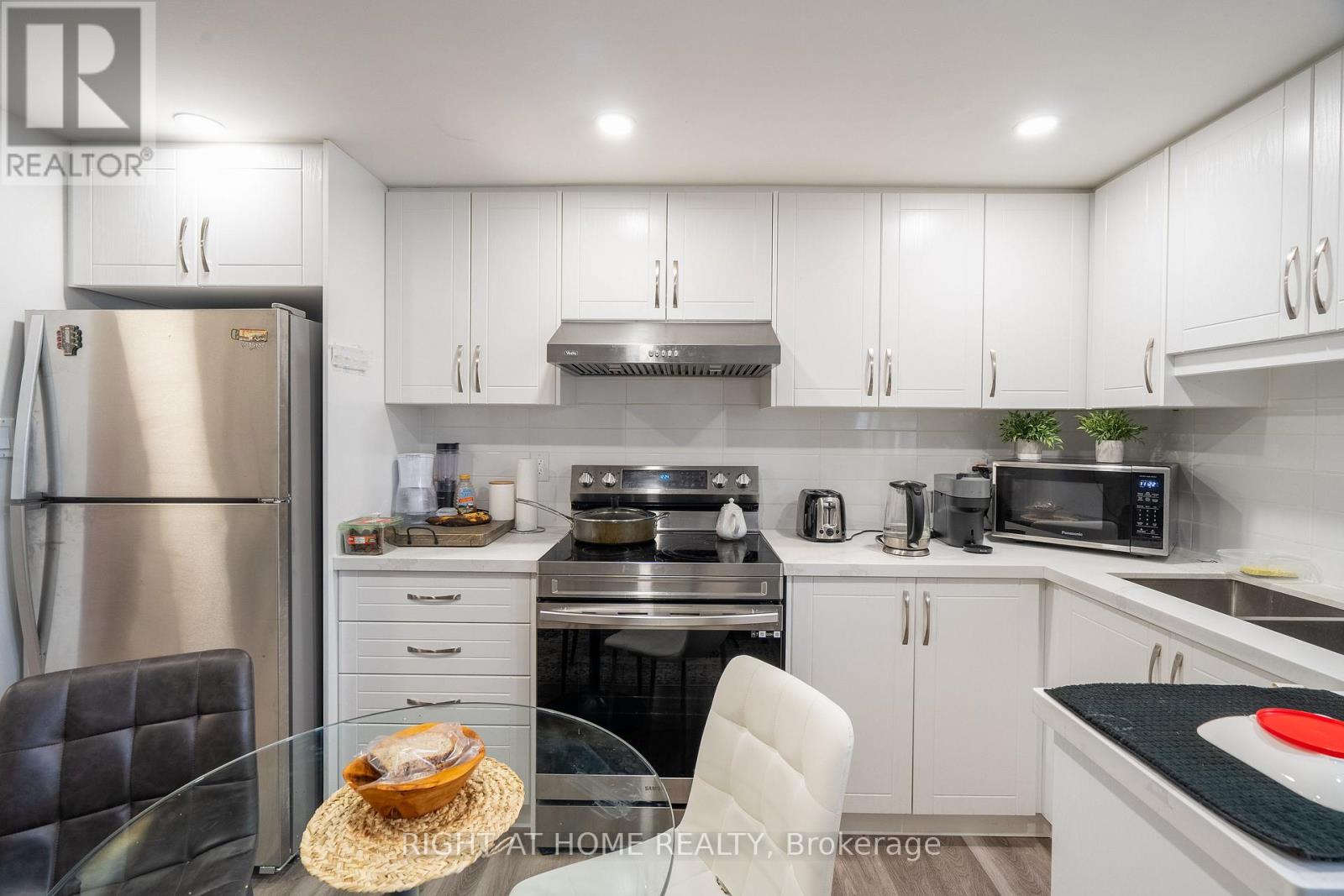 285 Richmond Street Property Photo 24