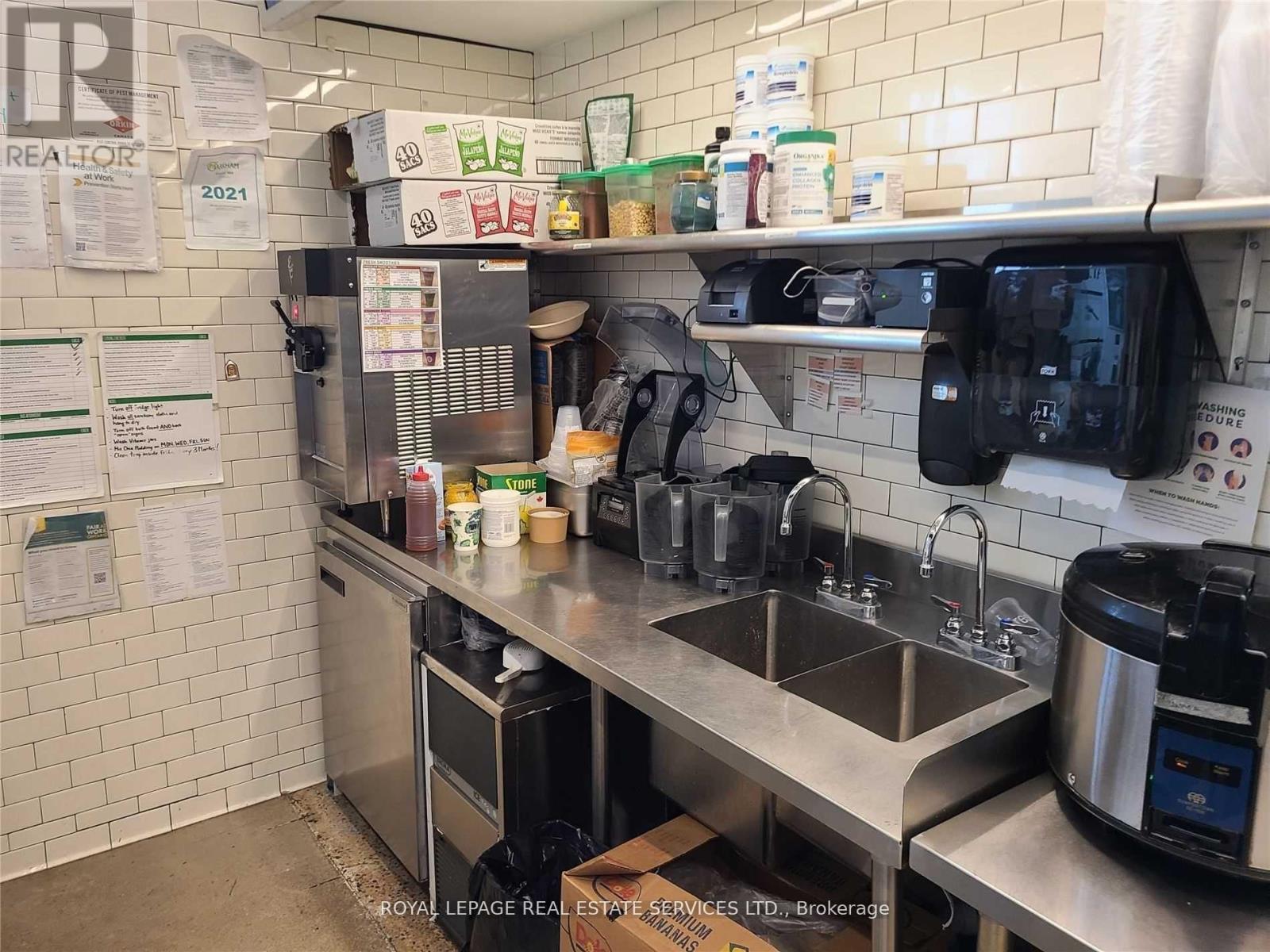 8600 Woodbine Avenue Property Photo 9