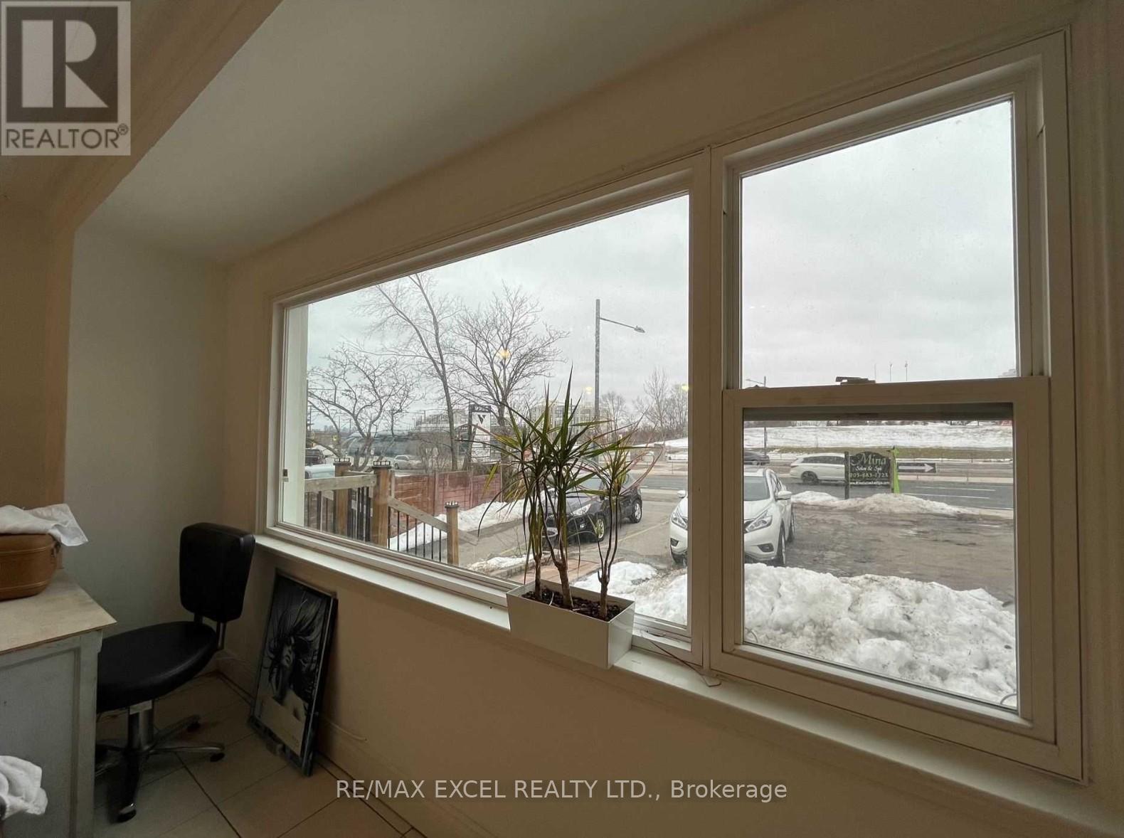 Partial Main Floor - 9961 Yonge Street Property Photo 8