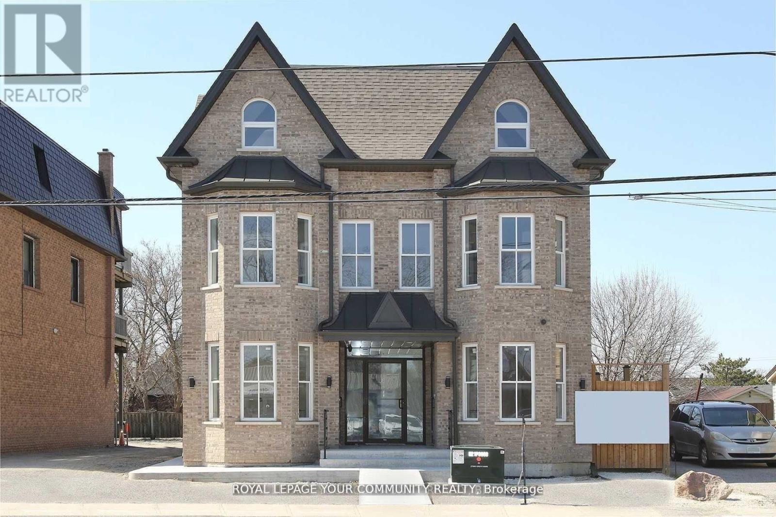 352 Main St N Street Property Photo 1
