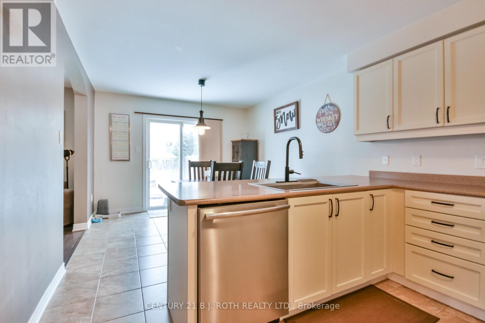 212 Maplewood Drive Property Photo 13