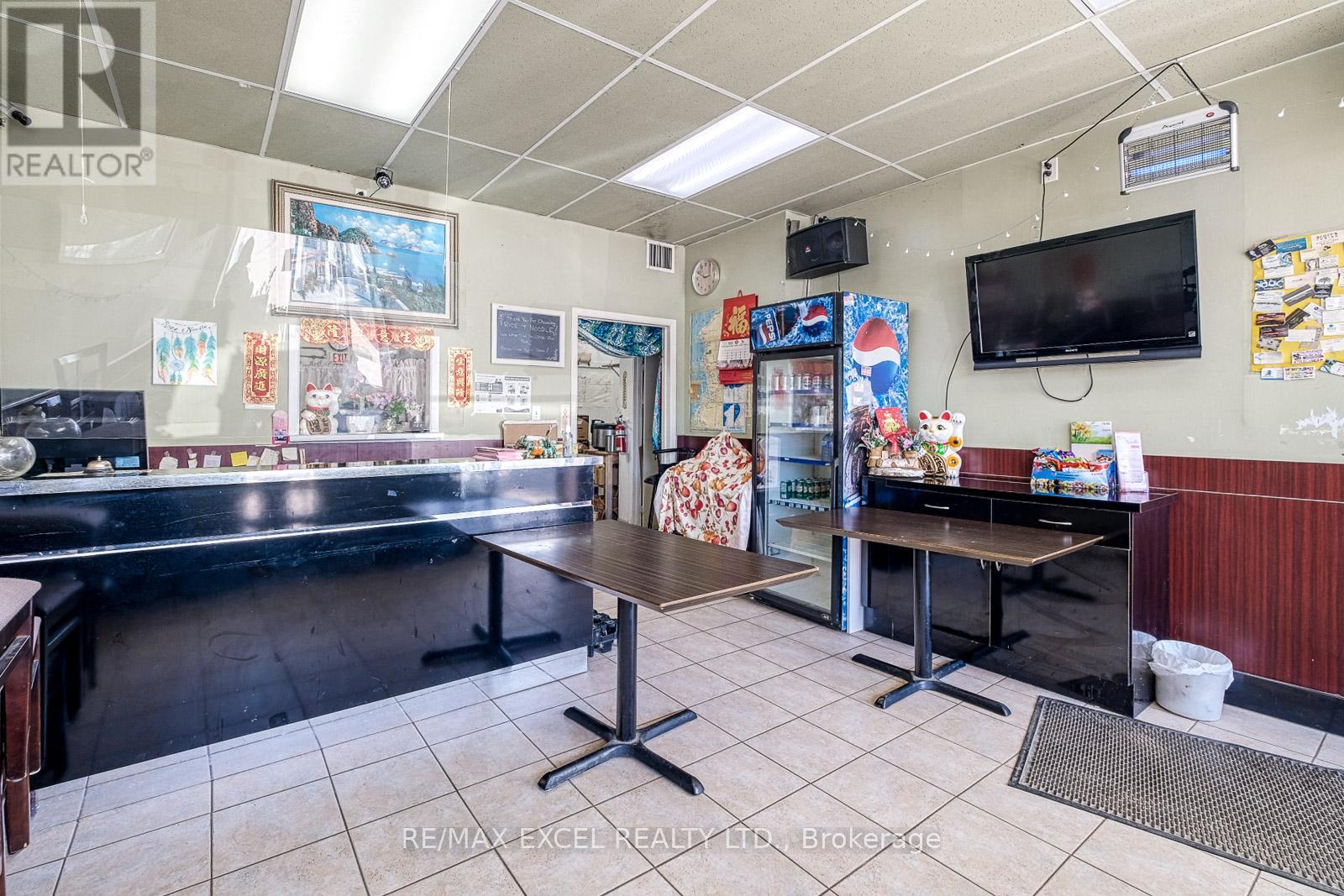 213 The Queensway S Property Photo 11