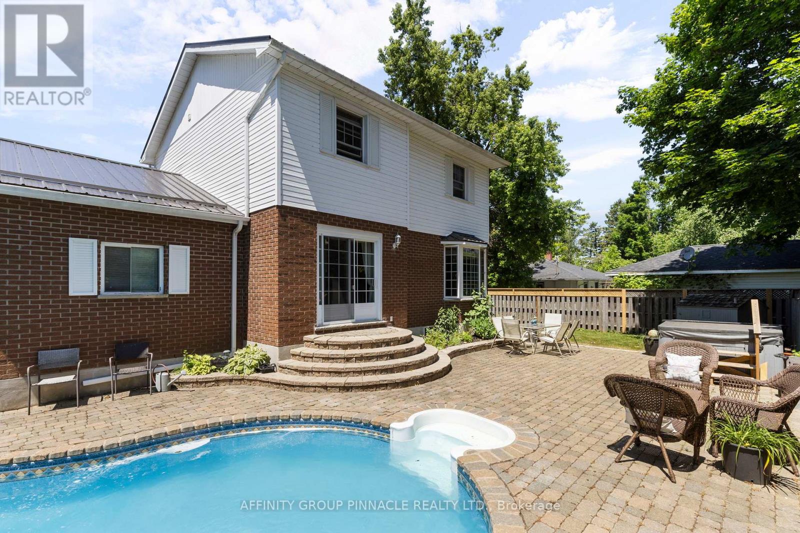 431 Dundas Street Property Photo 1