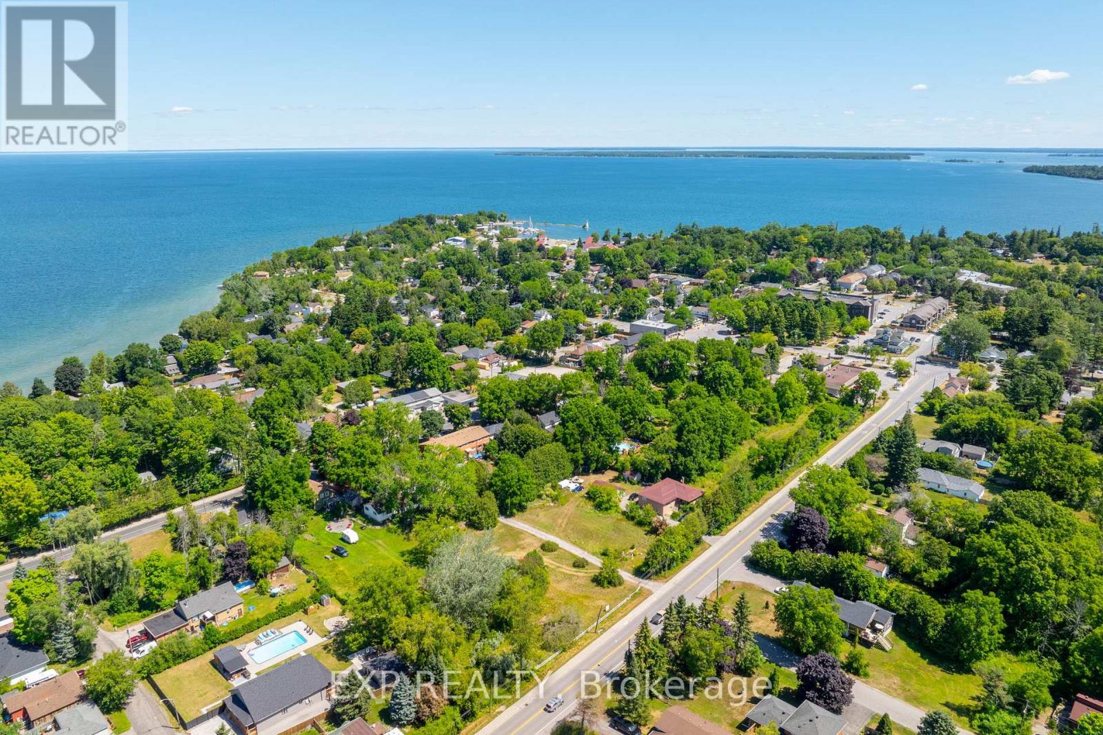 895 Lake Drive E Property Photo 4