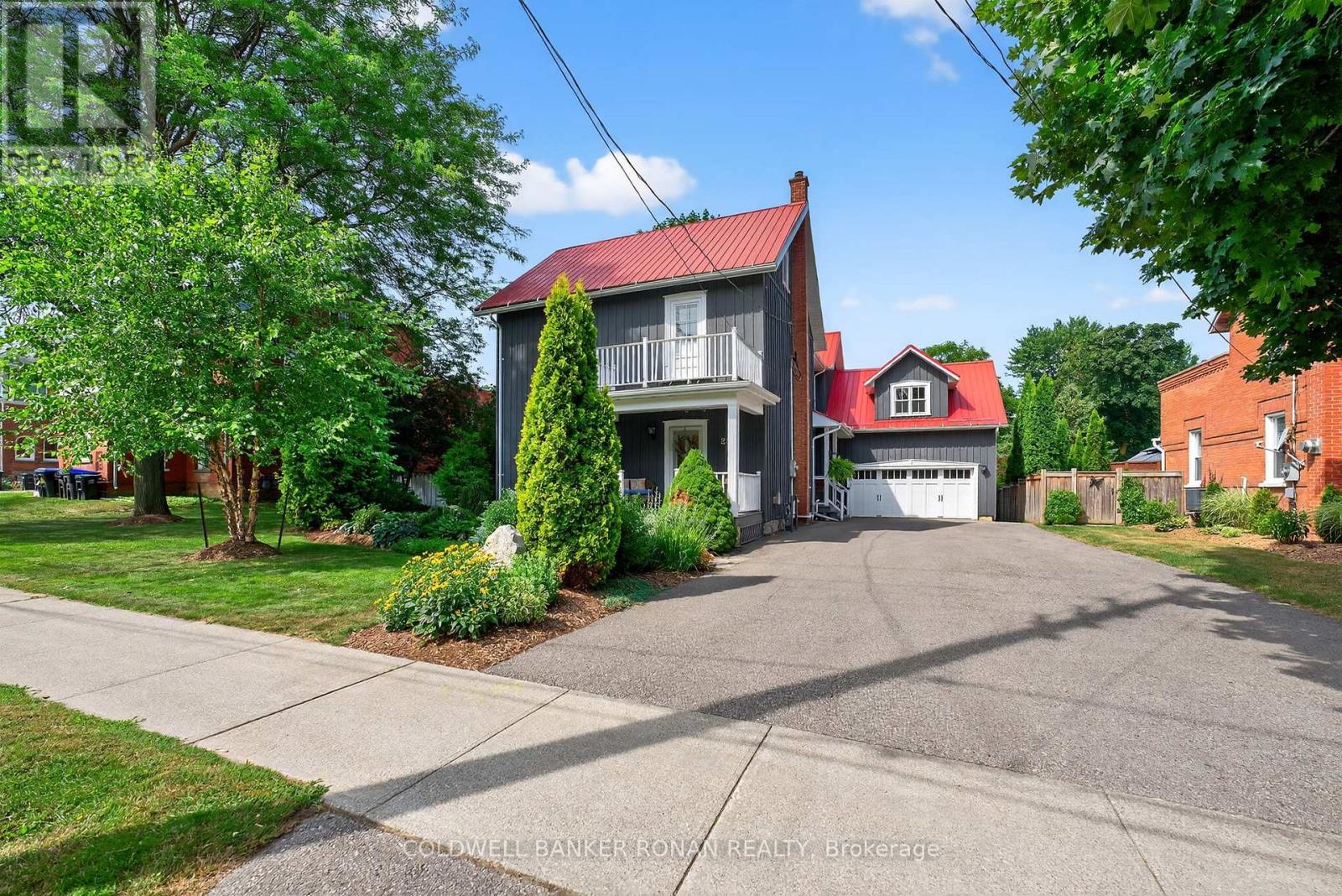 22 Centre Street N Property Photo 1