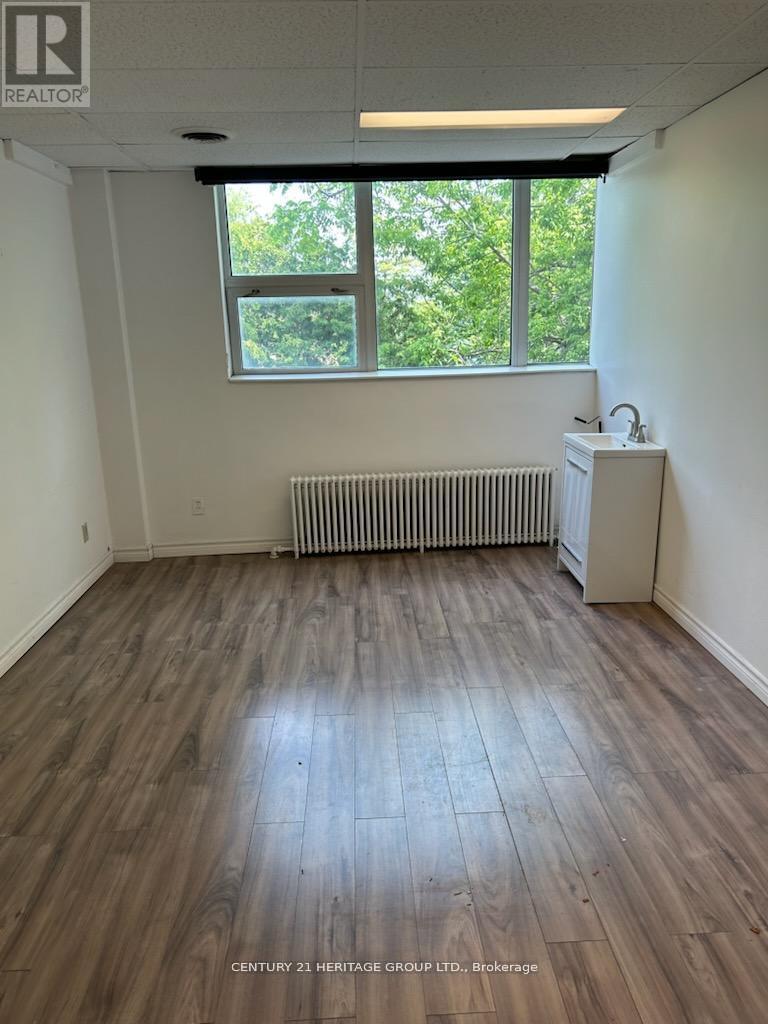 202 - 10255 Yonge Street Property Photo 5