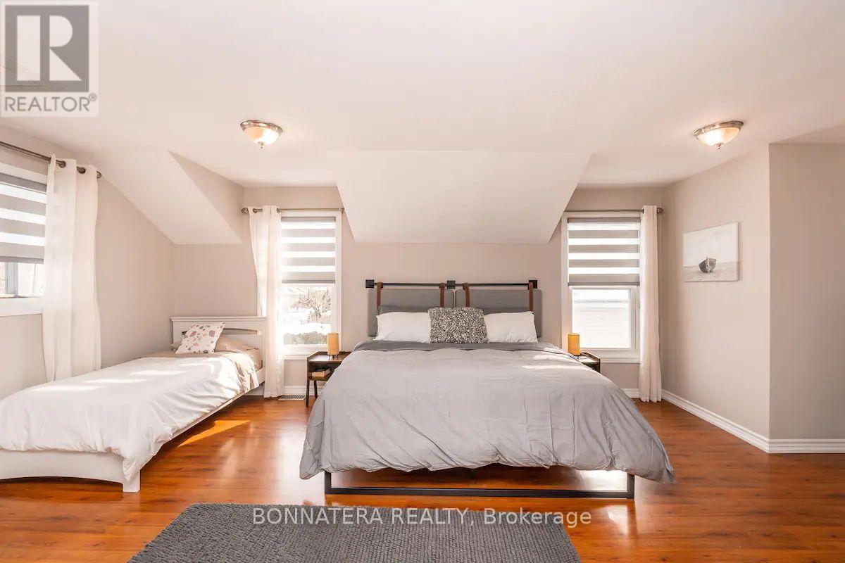 687 Innisfil Beach Road Property Photo 8