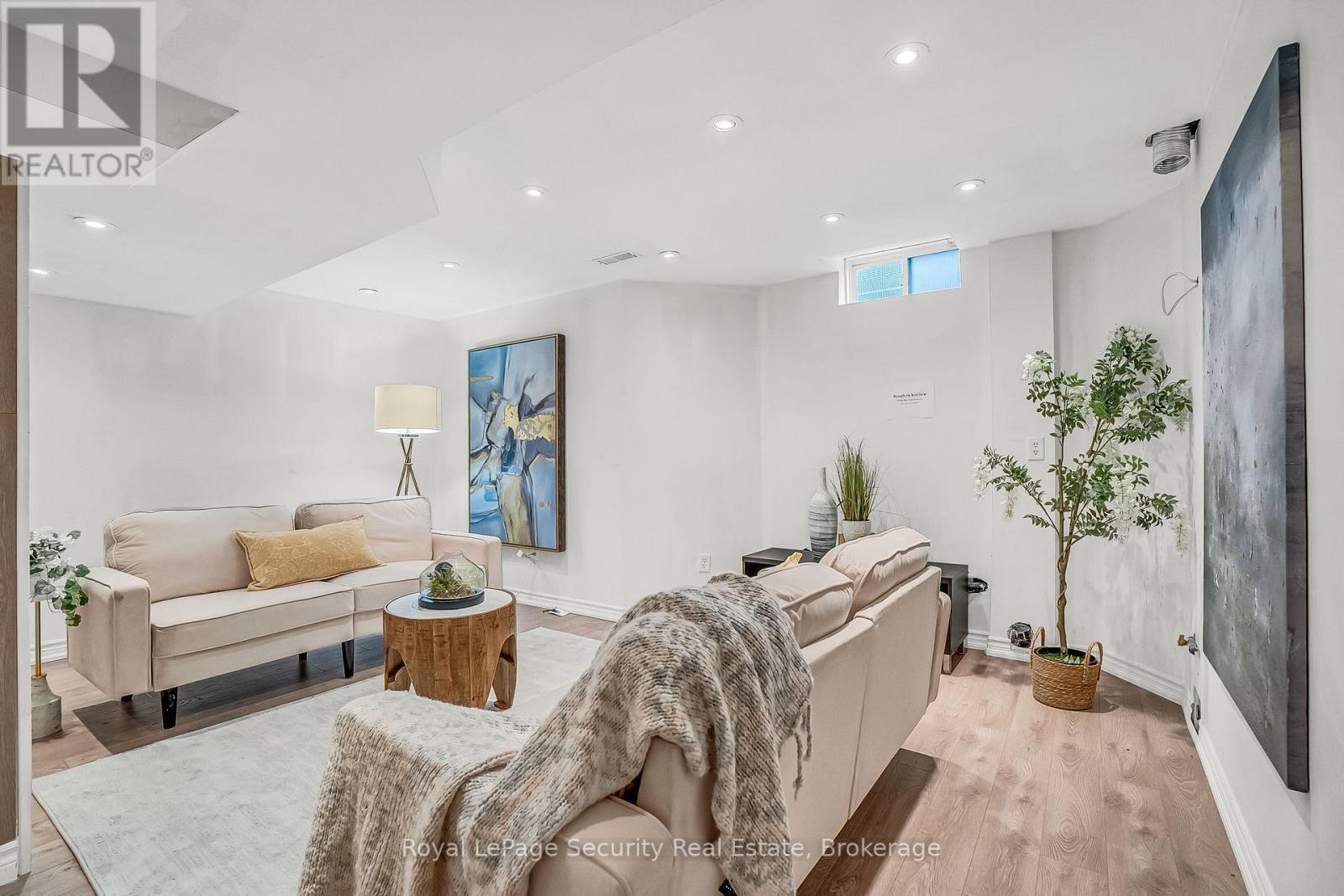 150 Royal Appian Crescent Property Photo 40