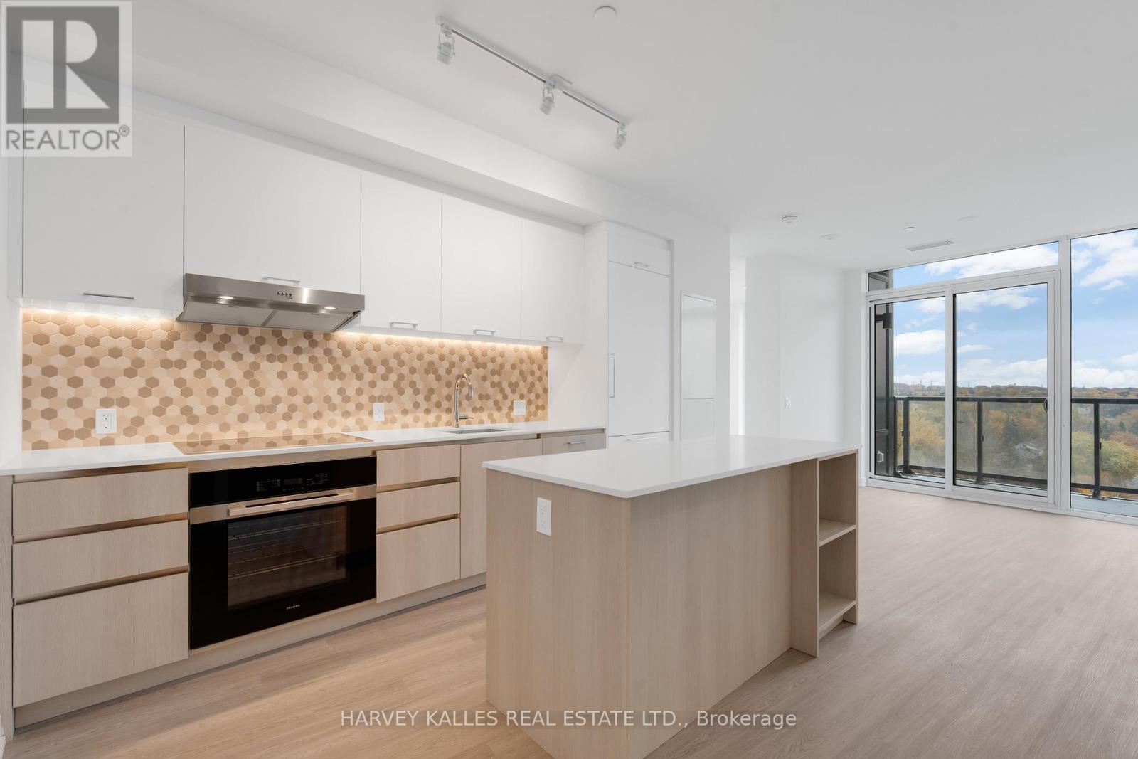 8188 Yonge Street #911 Property Photo 4