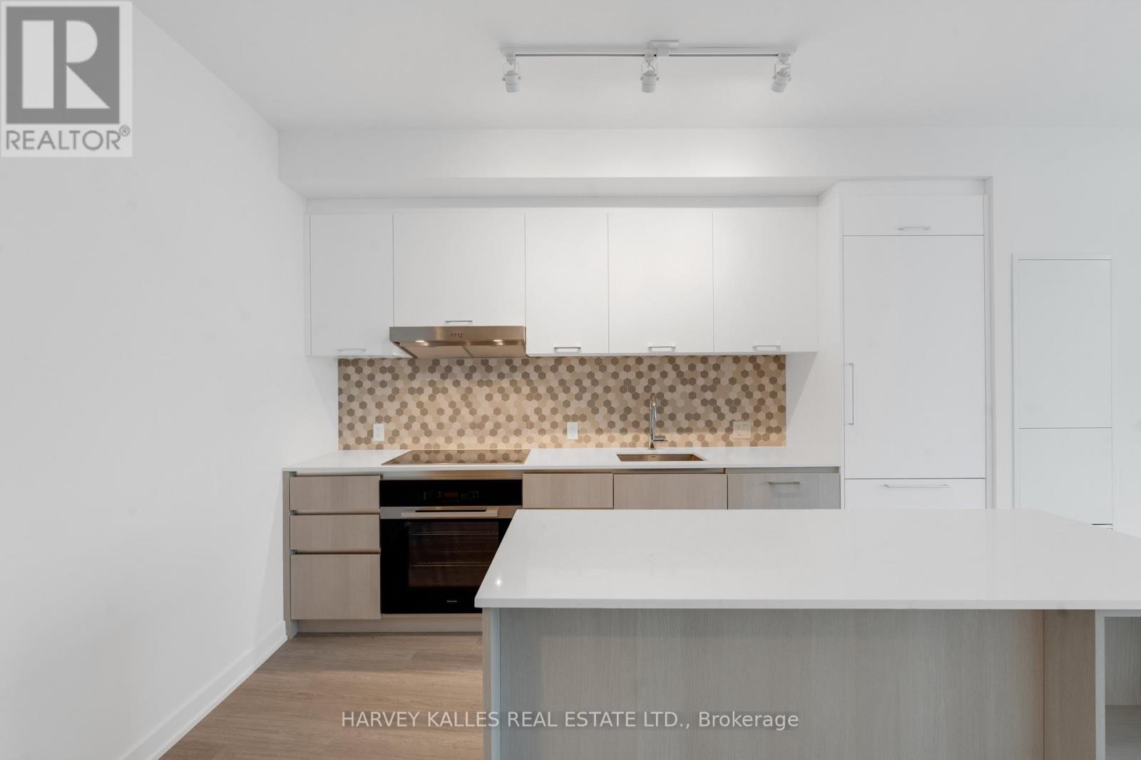 8188 Yonge Street #911 Property Photo 10