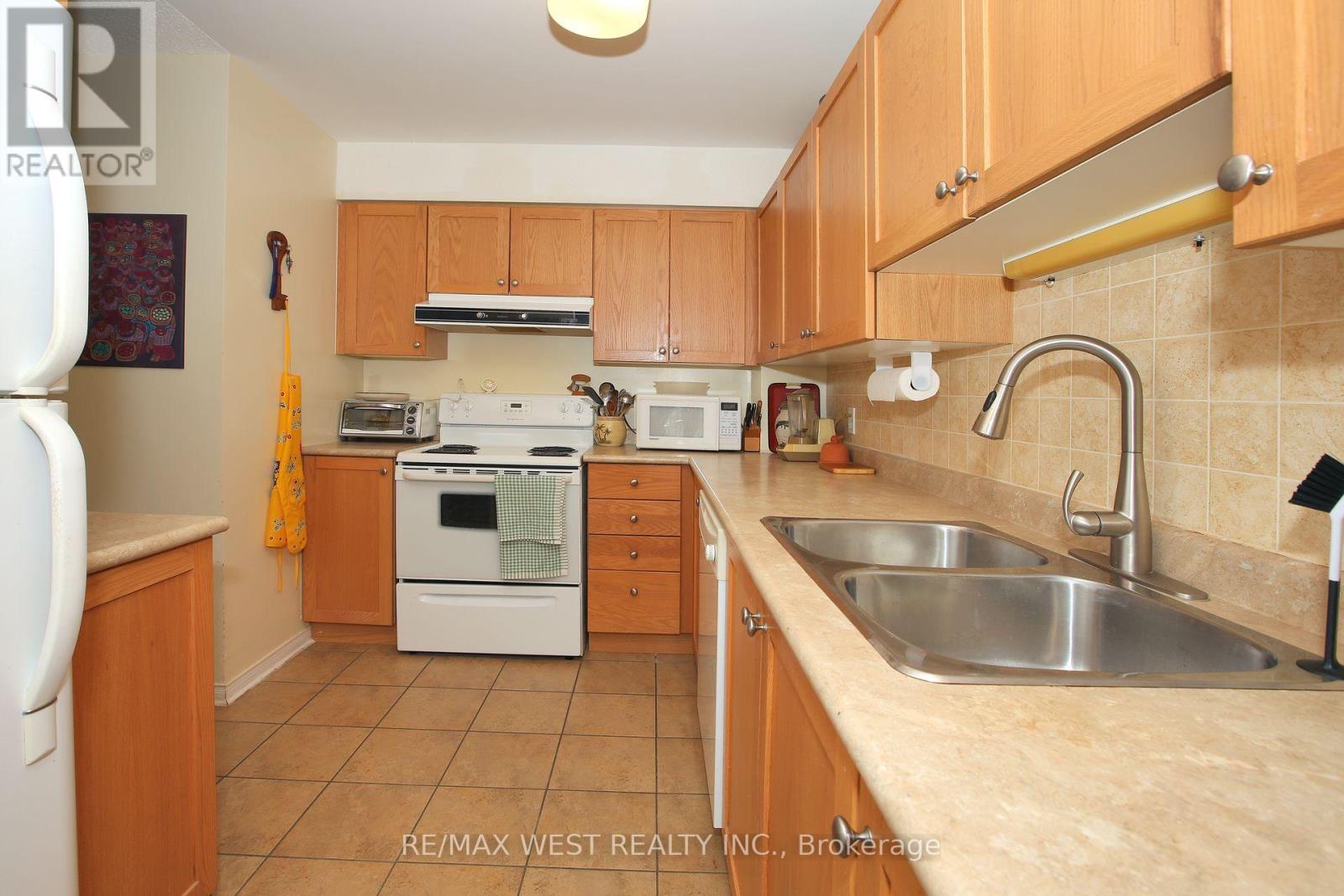 223 - 32 Church Street Property Photo 10