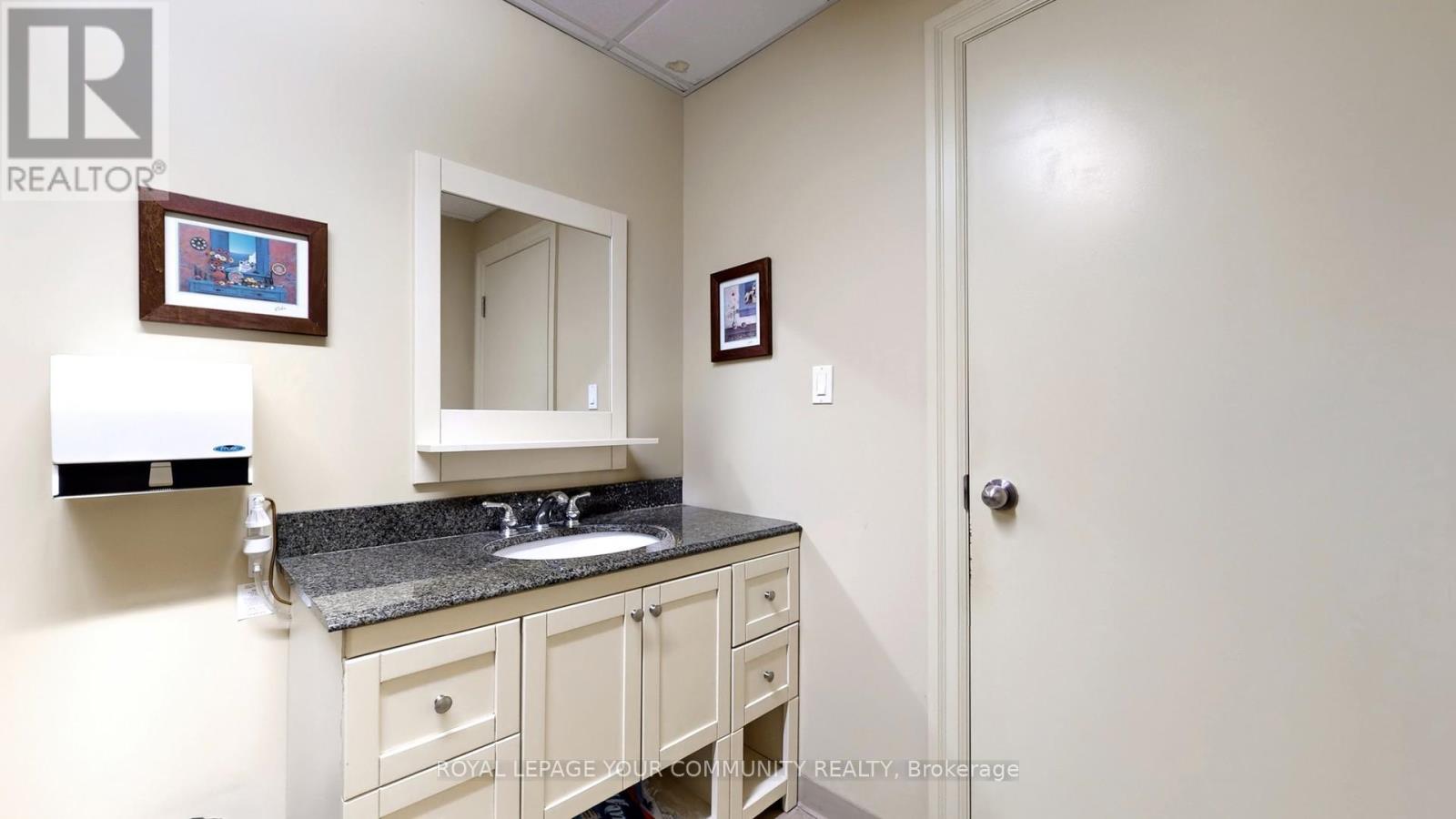 121 Robinson Street Property Photo 37