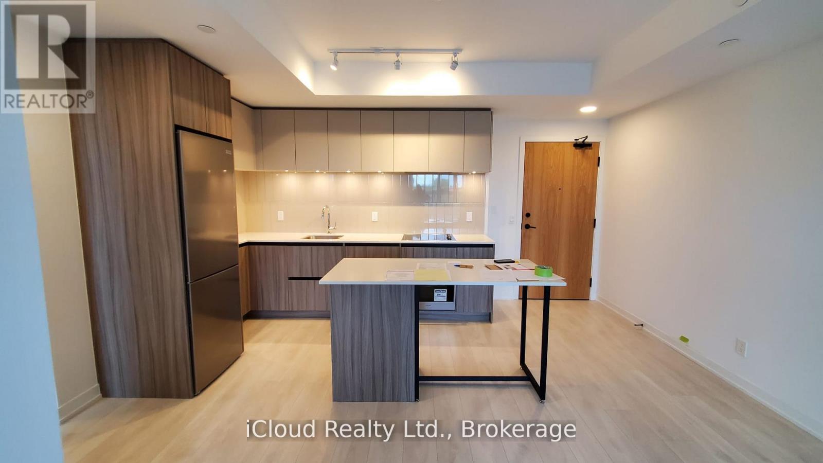 210 - 7950 Bathurst Street Property Photo 2