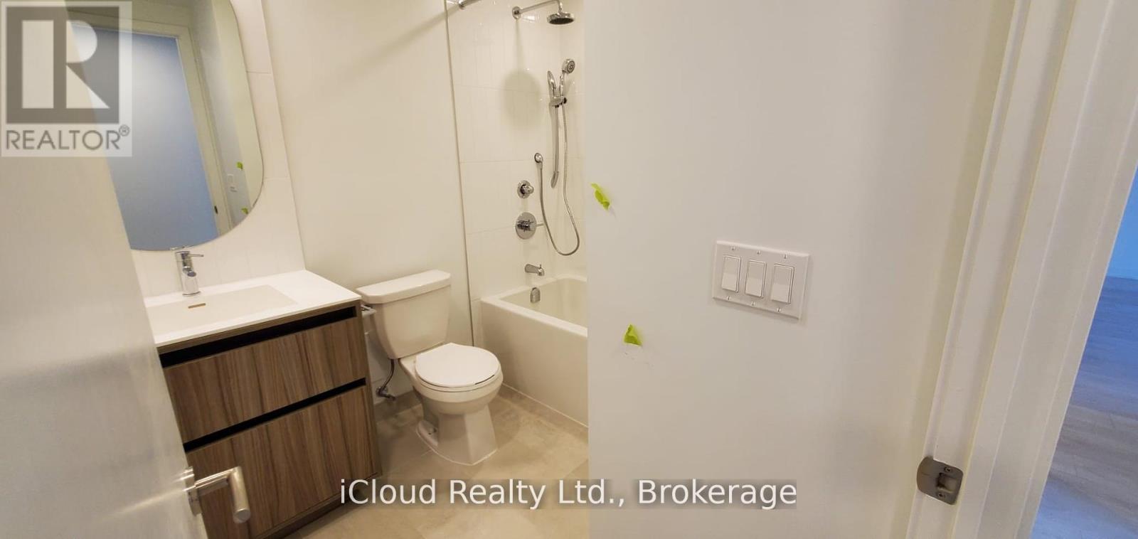 210 - 7950 Bathurst Street Property Photo 4