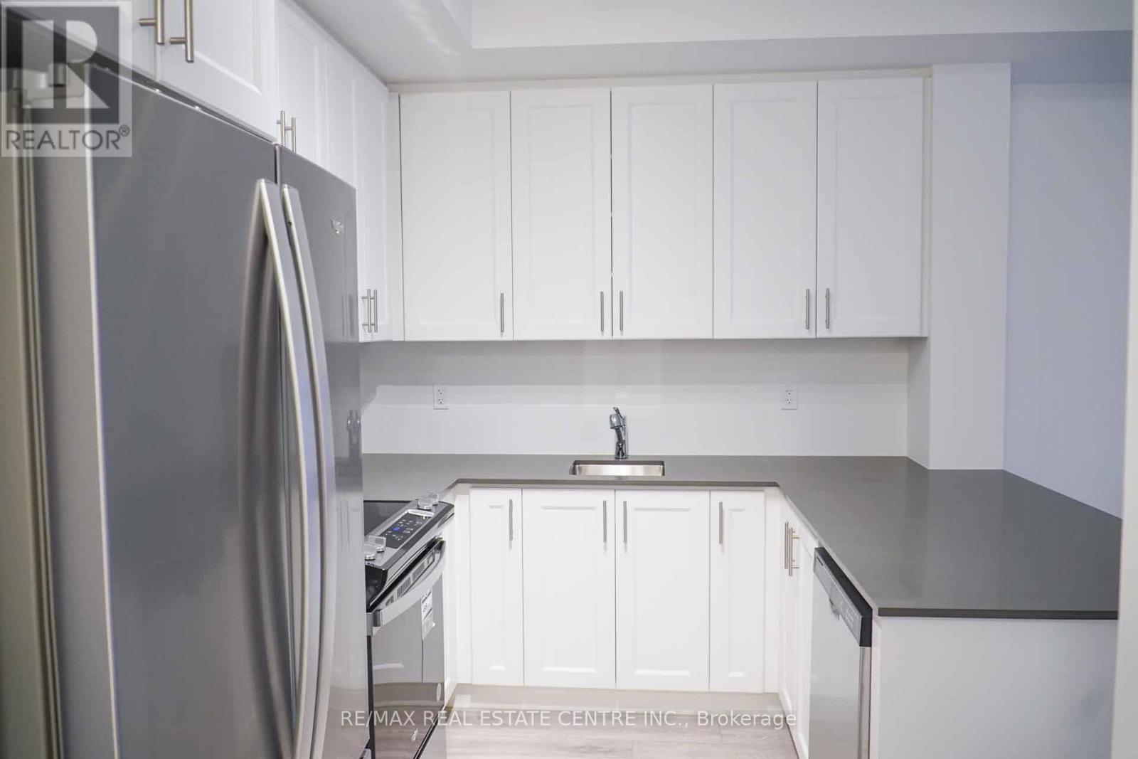 24 - 14 Lytham Green Circle Property Photo 12