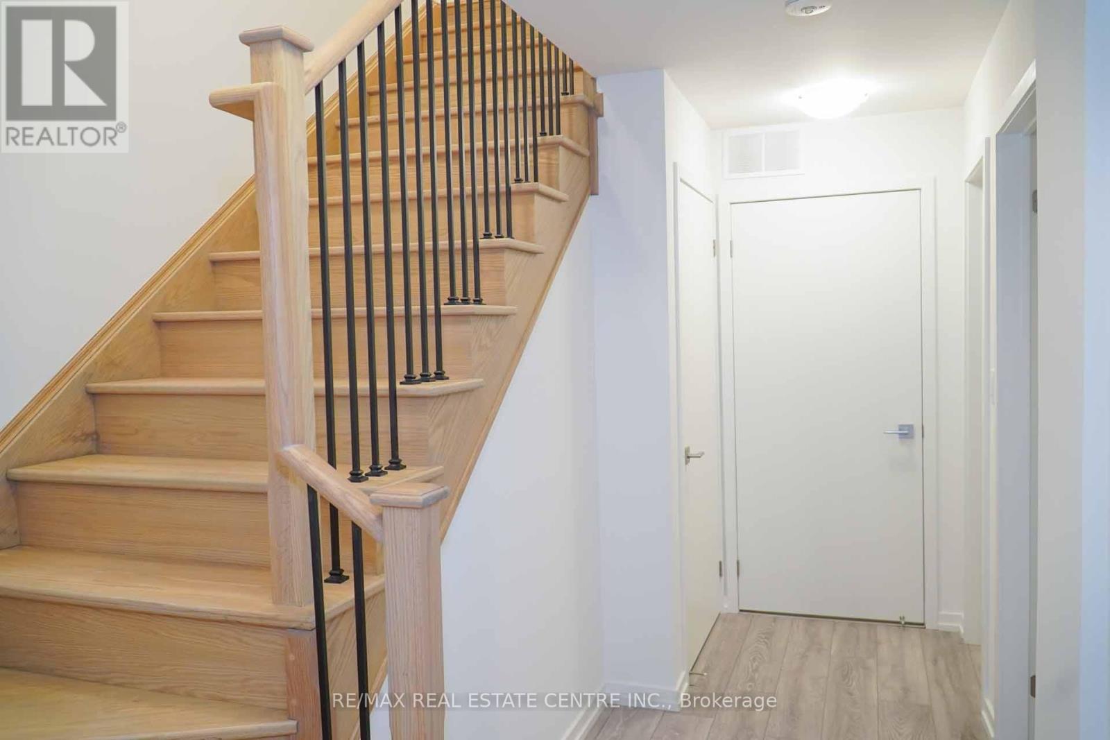 24 - 14 Lytham Green Circle Property Photo 19