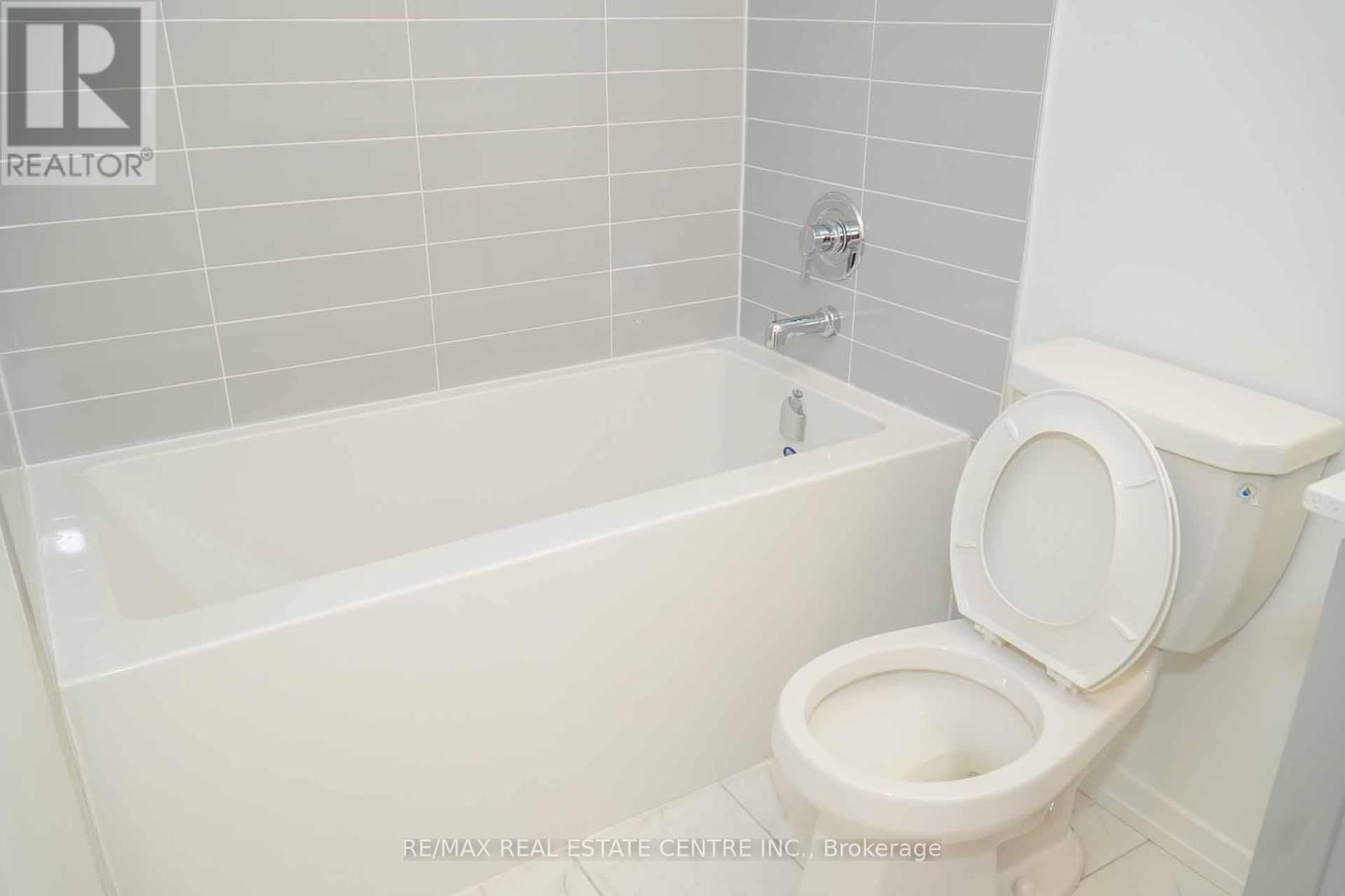 24 - 14 Lytham Green Circle Property Photo 25