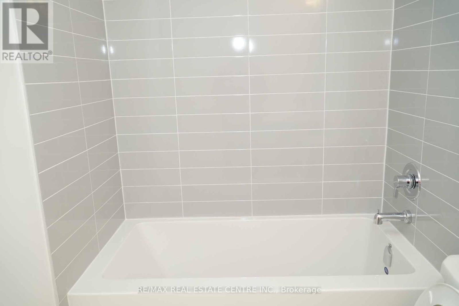 24 - 14 Lytham Green Circle Property Photo 26