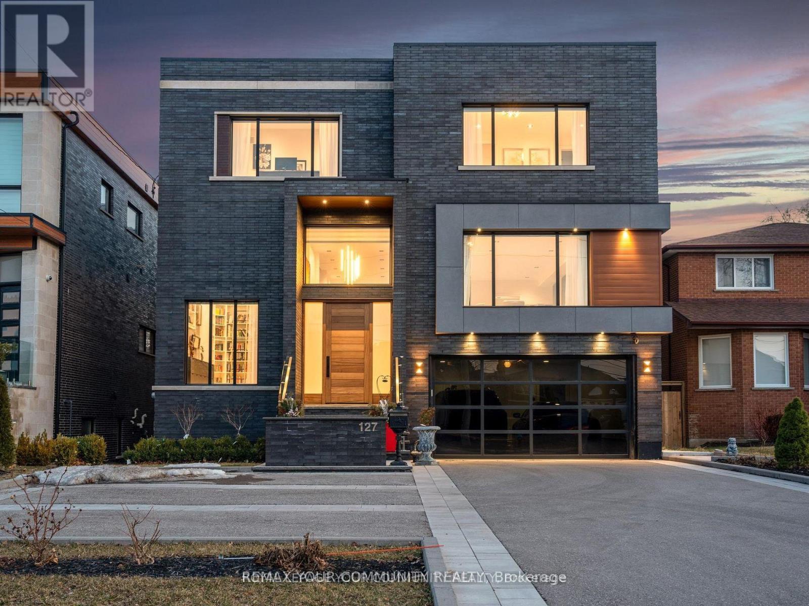 127 ELGIN MILLS ROAD W