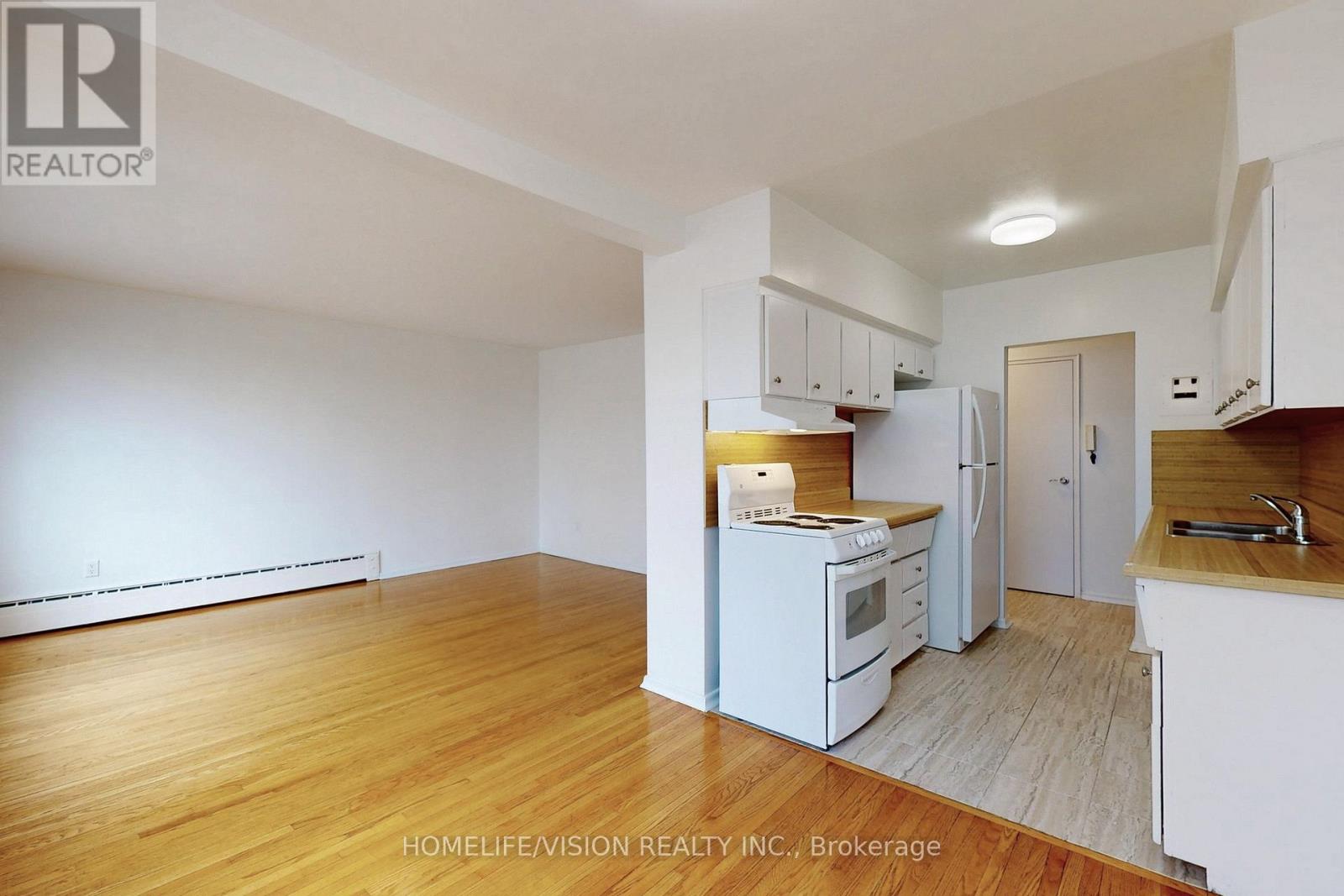 4 - 9901 Yonge Street Property Photo 14