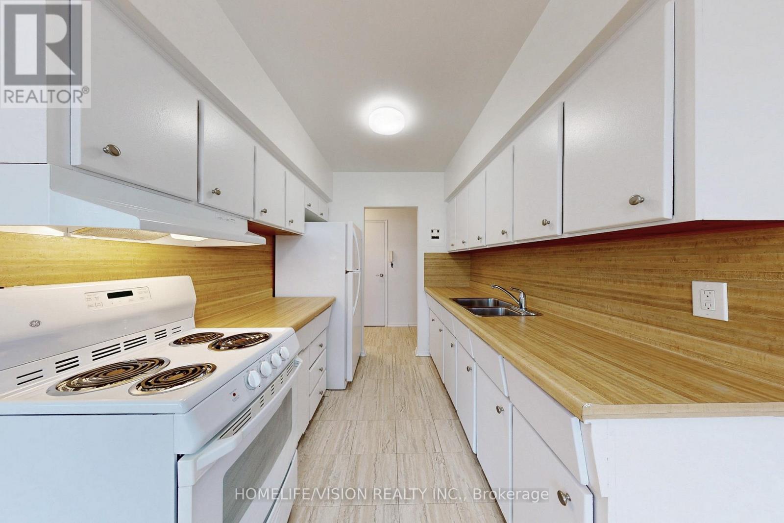 4 - 9901 Yonge Street Property Photo 15