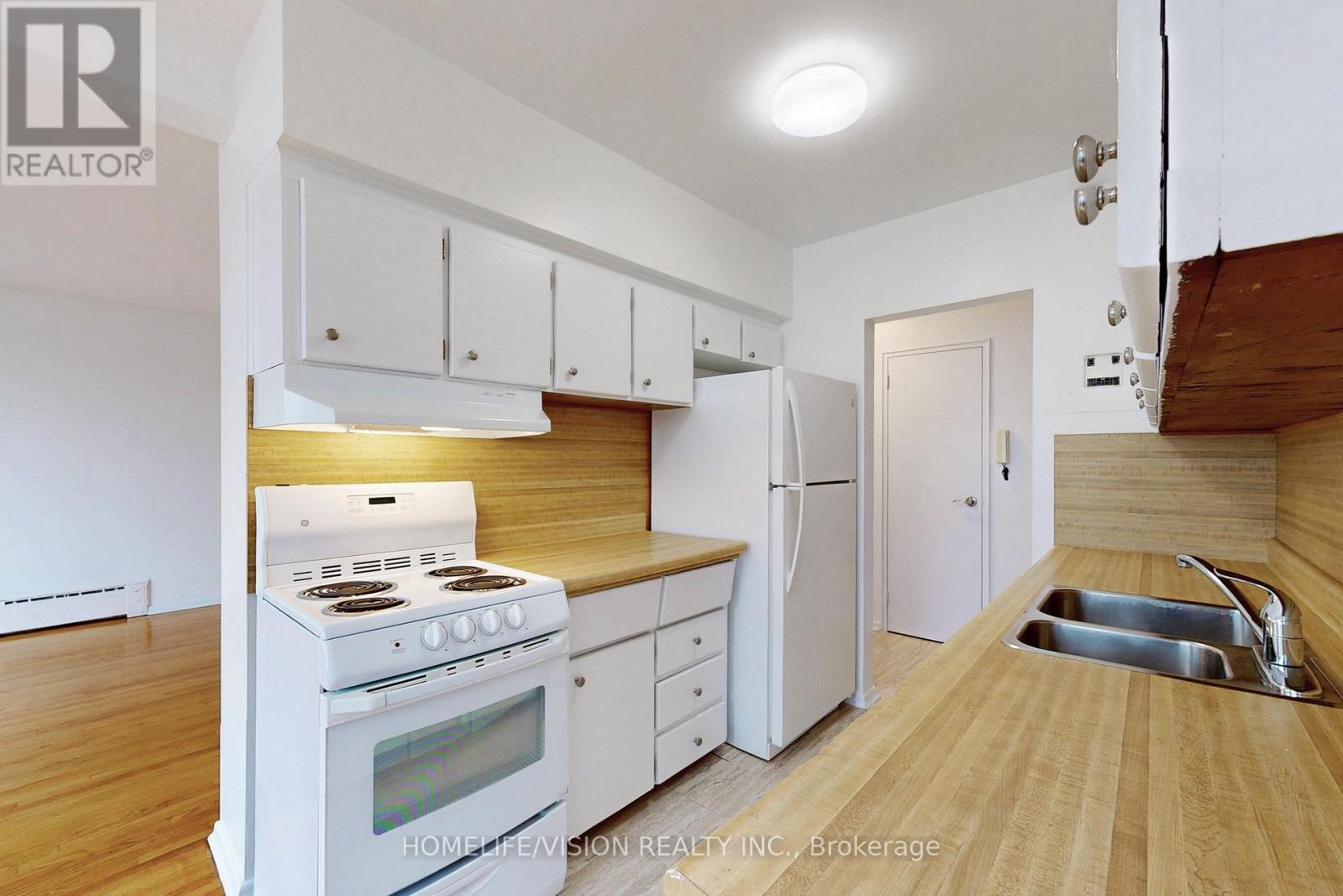 4 - 9901 Yonge Street Property Photo 17