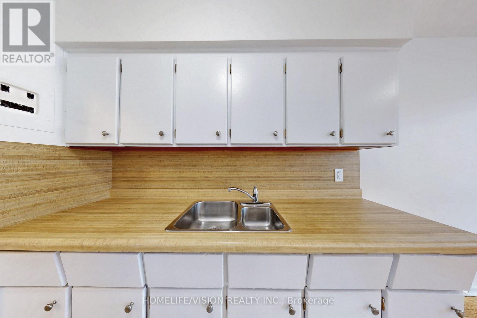 4 - 9901 Yonge Street Property Photo 19