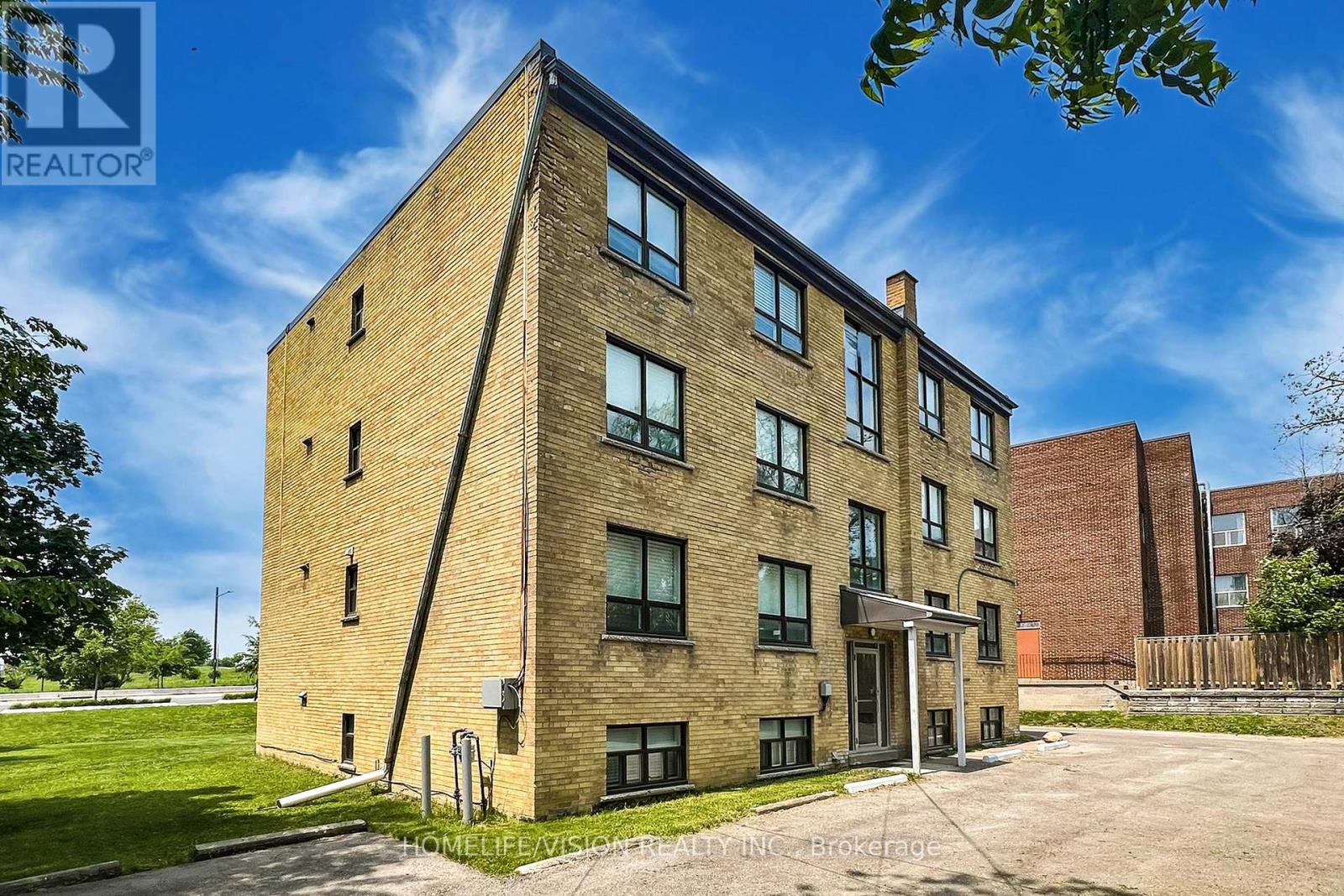 4 - 9901 Yonge Street Property Photo 33