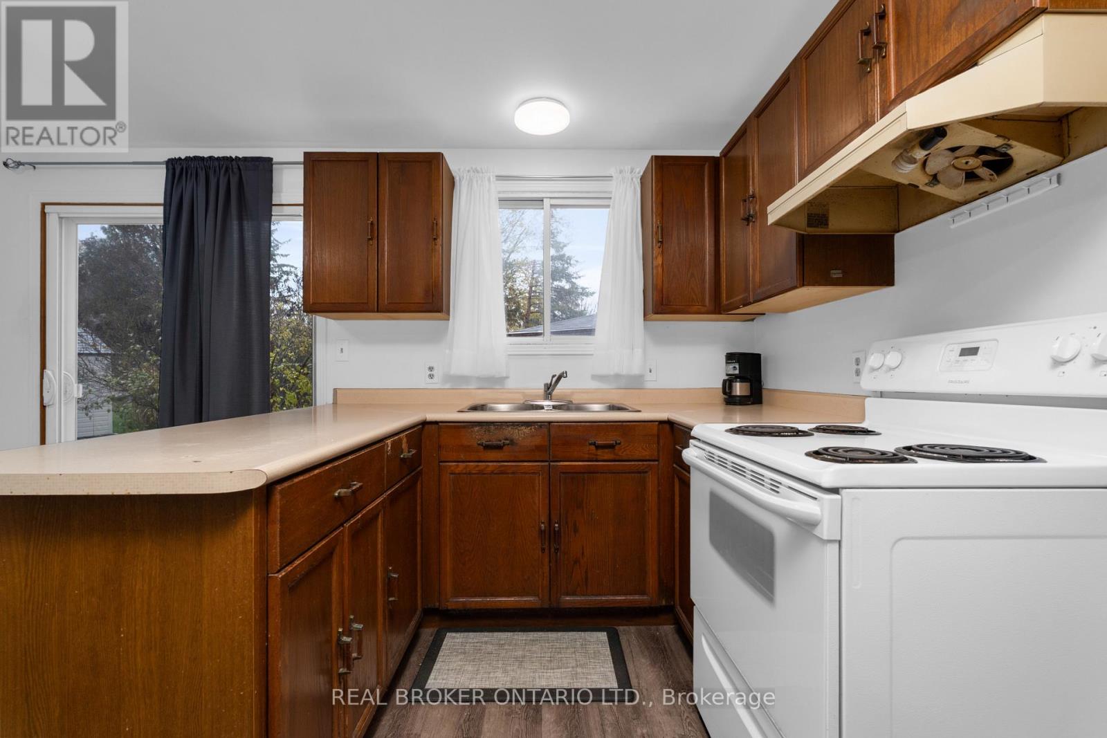 8 Maple Leaf Terrace Property Photo 5