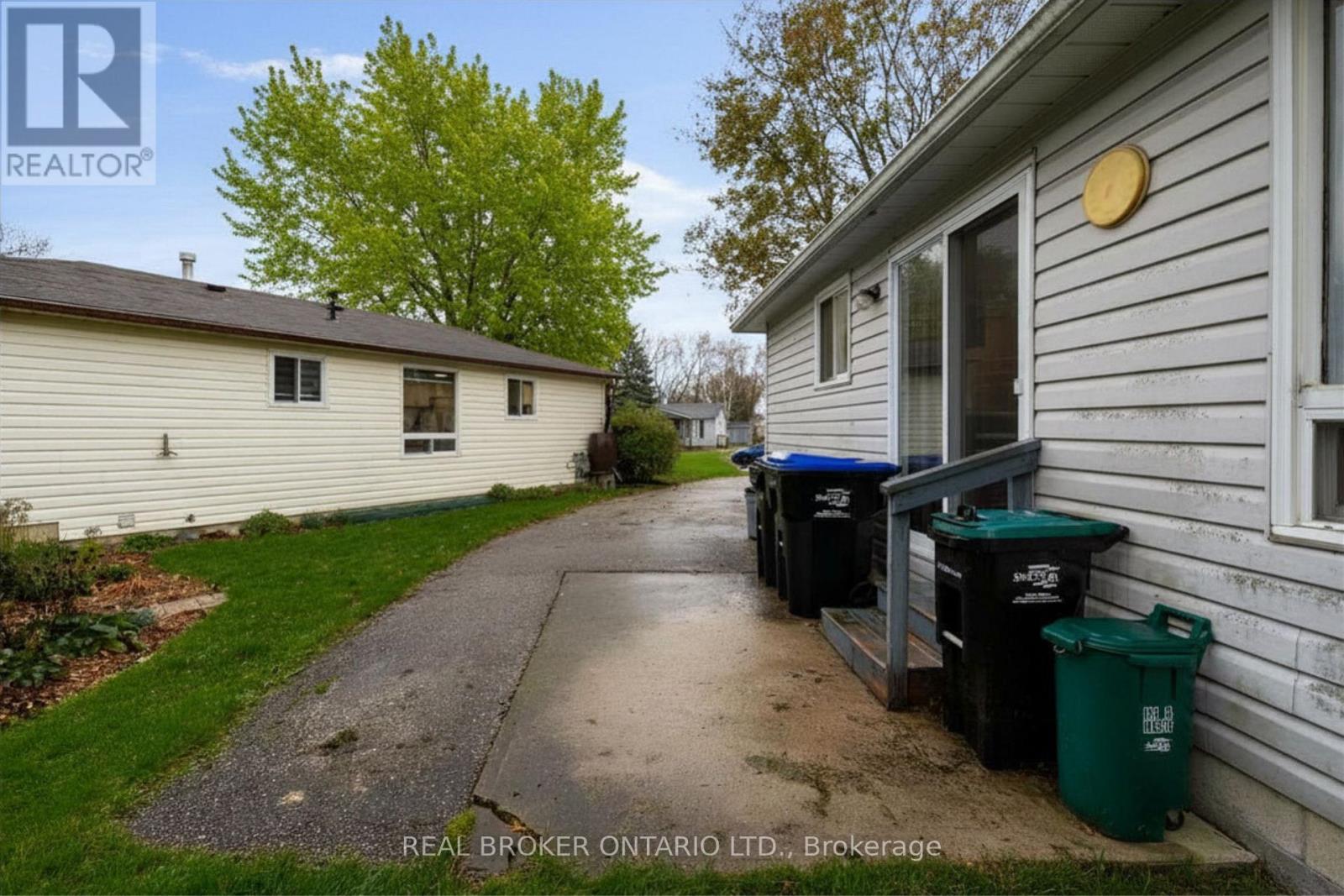 8 Maple Leaf Terrace Property Photo 28