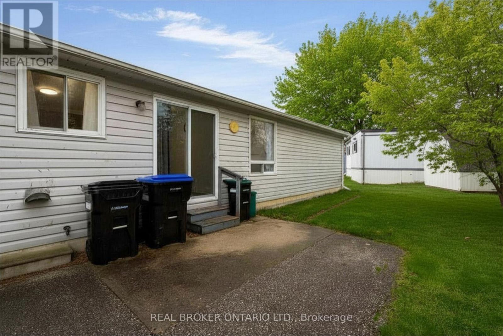 8 Maple Leaf Terrace Property Photo 29