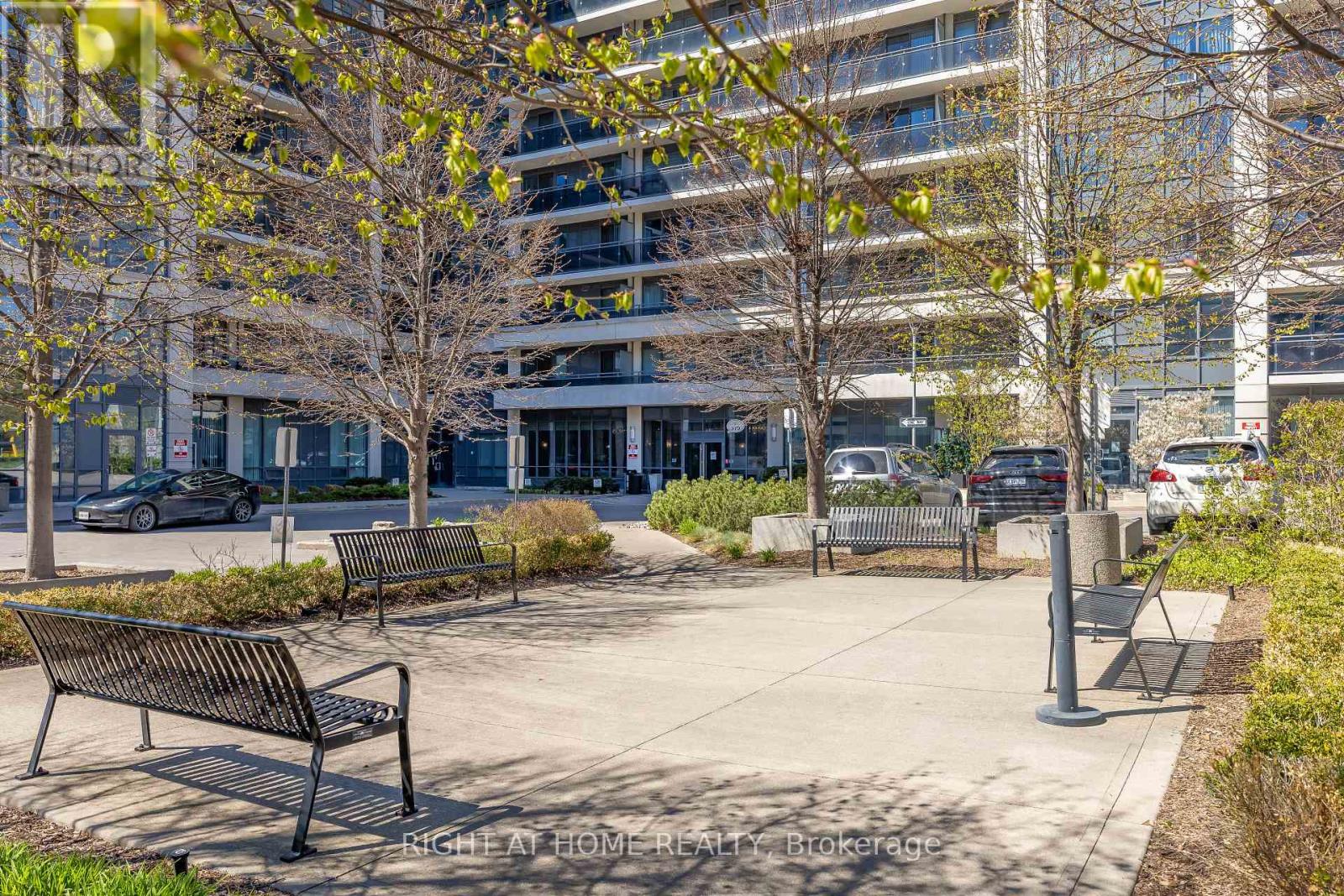 1021 - 370 Highway 7 E Property Photo 4