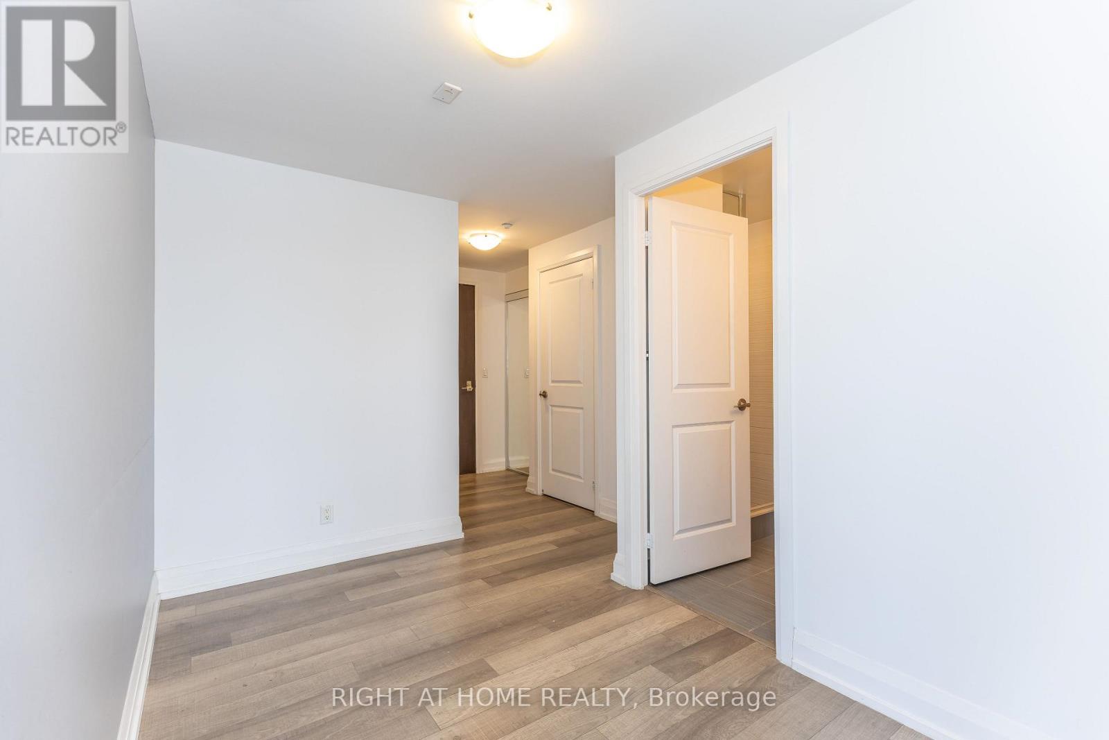 1021 - 370 Highway 7 E Property Photo 12