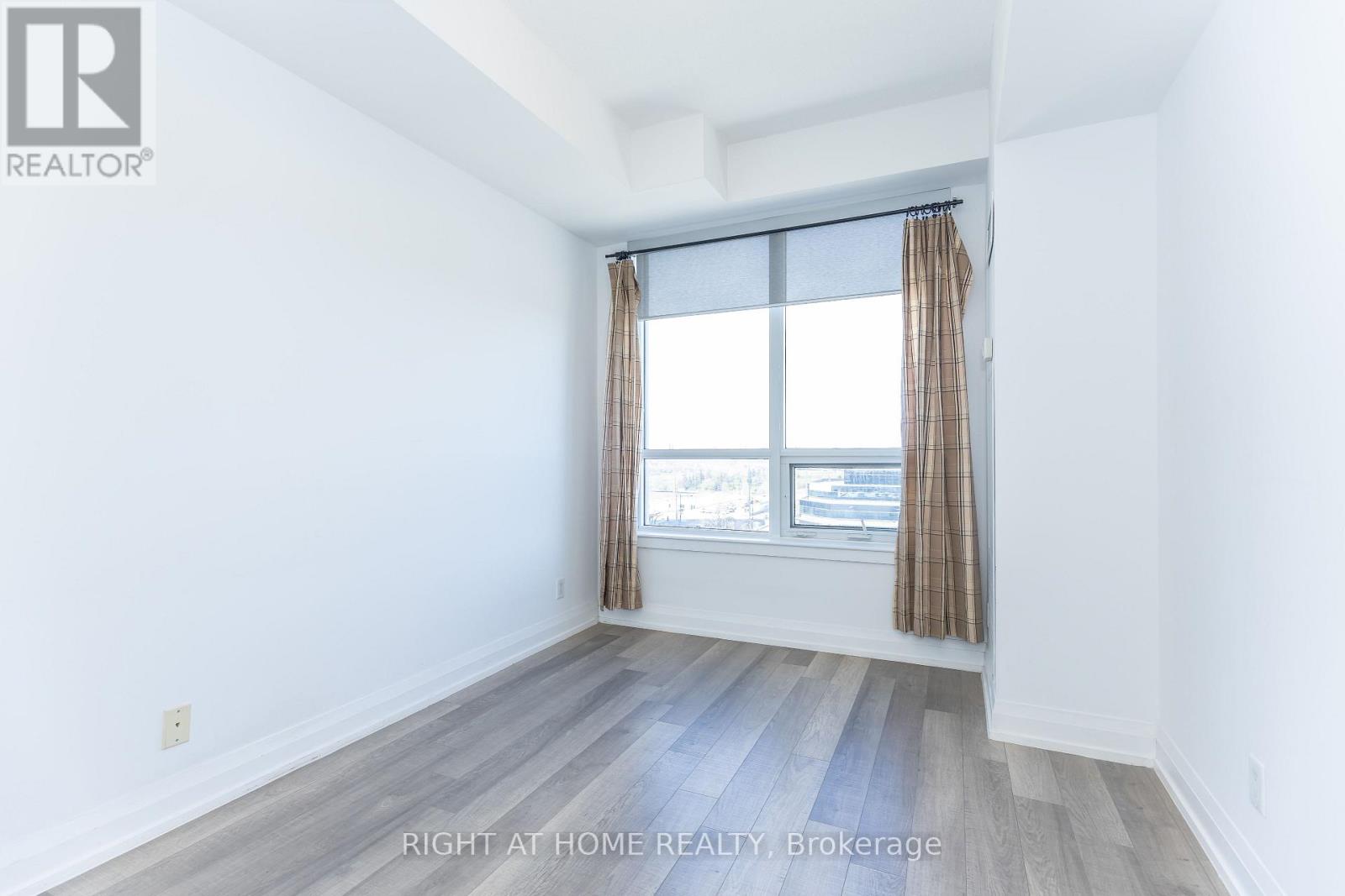 1021 - 370 Highway 7 E Property Photo 27